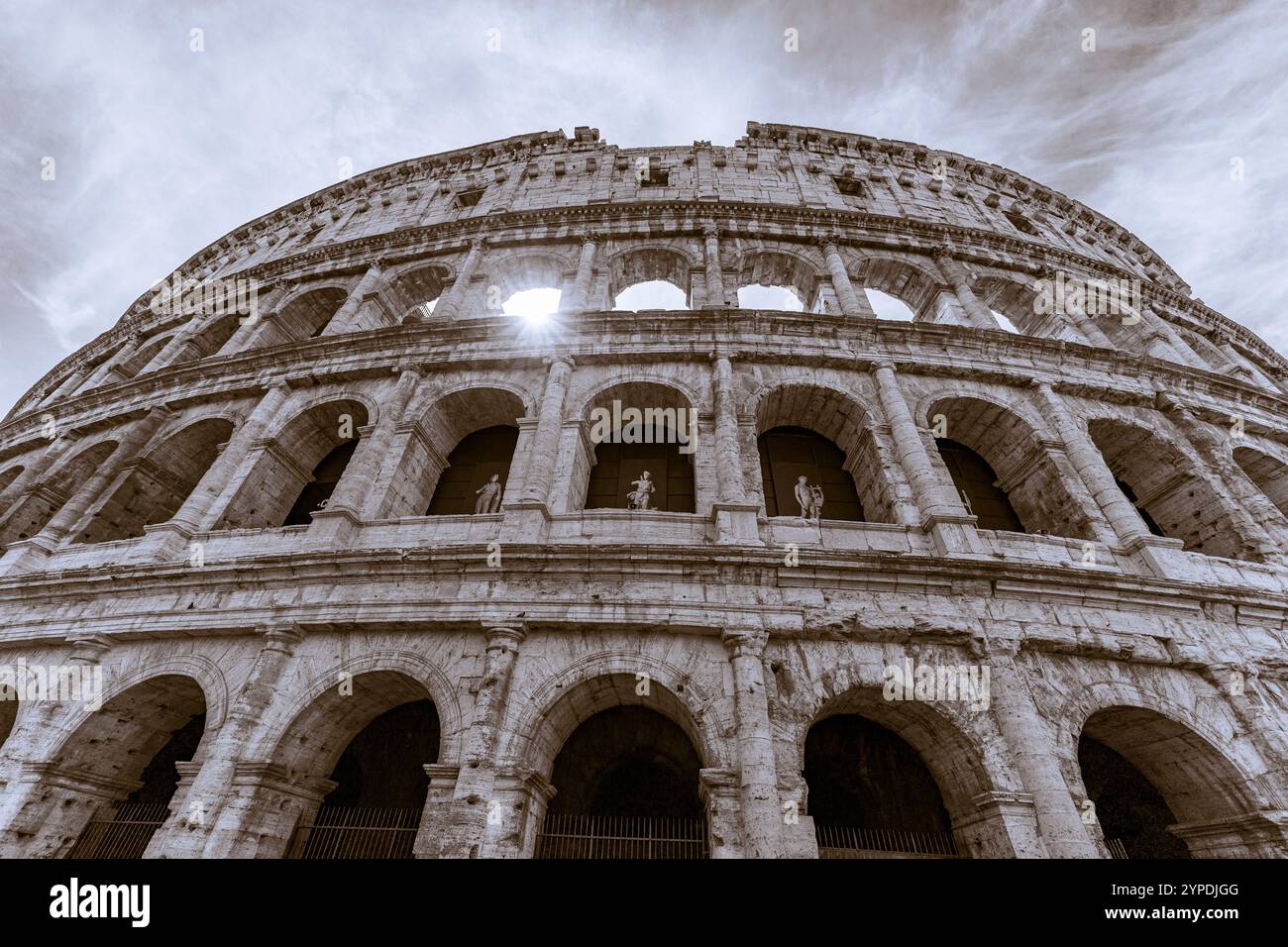 Das große römische Kolosseum, auch bekannt als Flavisches Amphitheater in Schwarz-weiß, ohne sichtbare Personen Stockfoto