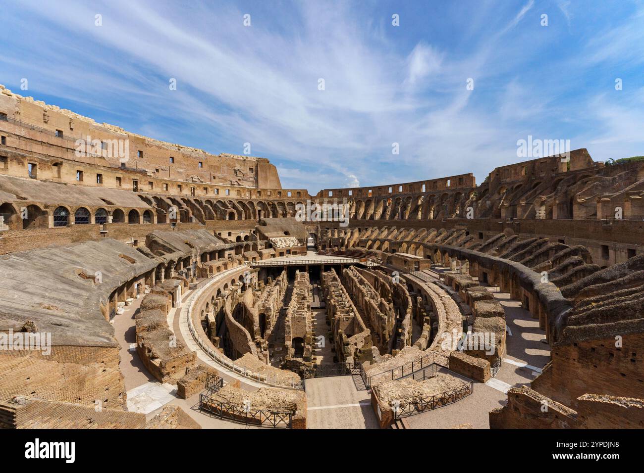 Innenansicht des großen römischen Kolosseums, auch bekannt als Flavisches Amphitheater Stockfoto