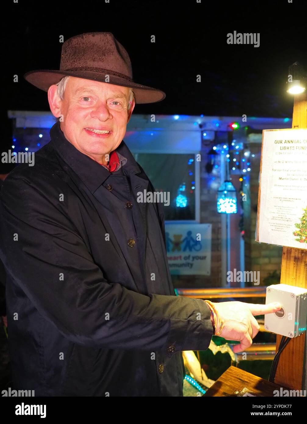 Schauspieler Martin Clunes schaltete die Weihnachtsbeleuchtung in einem kleinen Bungalow in Bradpole, Bridport in Dorset an. Die Besitzer des Hauses, Monica und Rob Teague, stellen jedes Jahr eine spektakuläre Ausstellung auf, um Geld für wohltätige Zwecke zu sammeln, deren Schirmherr Martin ist. Das gesammelte Geld geht an das Hospiz ChildrenÕs House JuliaÕs. Die Ausstellungen sind zu einem der Höhepunkte der Gegend geworden, während der Festtage seit vielen Jahren. Das Paar hat angekündigt, dass dieses Jahr ihr letztes sein wird. Quelle: Geoff Moore//Alamy Live News Stockfoto