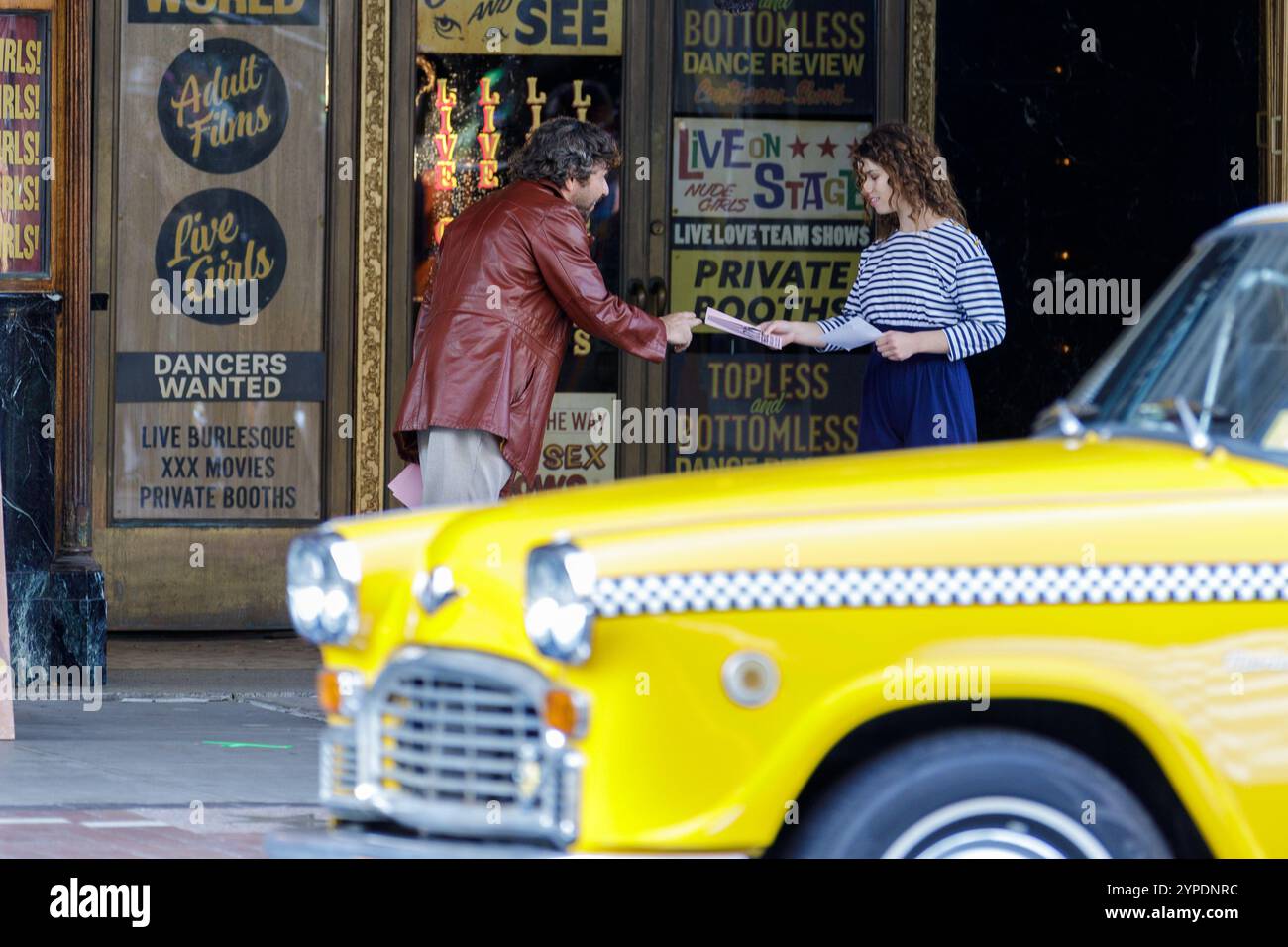 Am 4. Oktober 2024 verwandelte Call Films LLC das Landmark Theater in Syracuse, NY, in eine Peep Show für eine romantische Komödie, die 1984 in New York spielt. Stockfoto