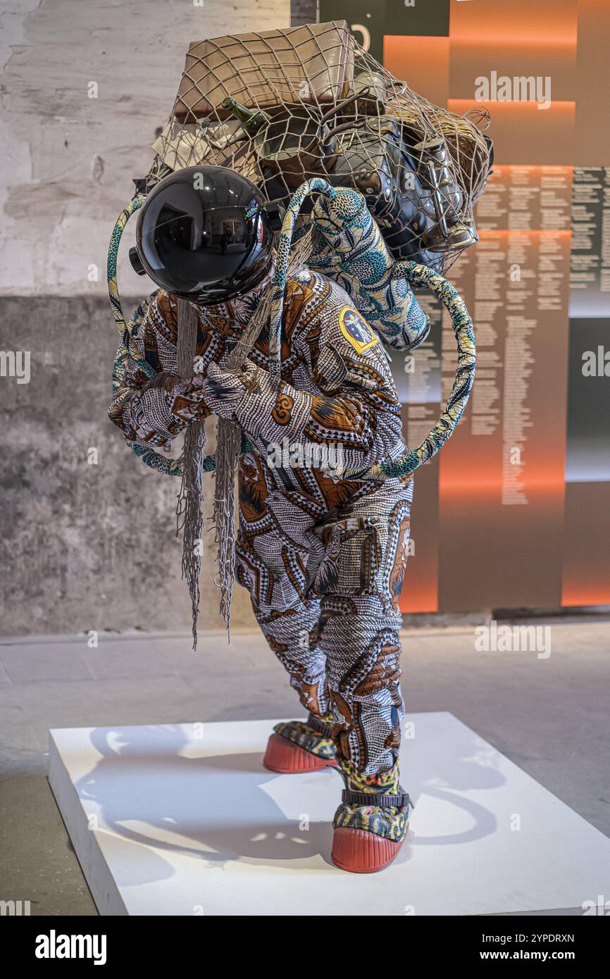 11-15-2024. Vence Italien. Yinka Shonibare, Flüchtlingsaustronaut, 2015, Assemblage-Skulptur, Stockfoto