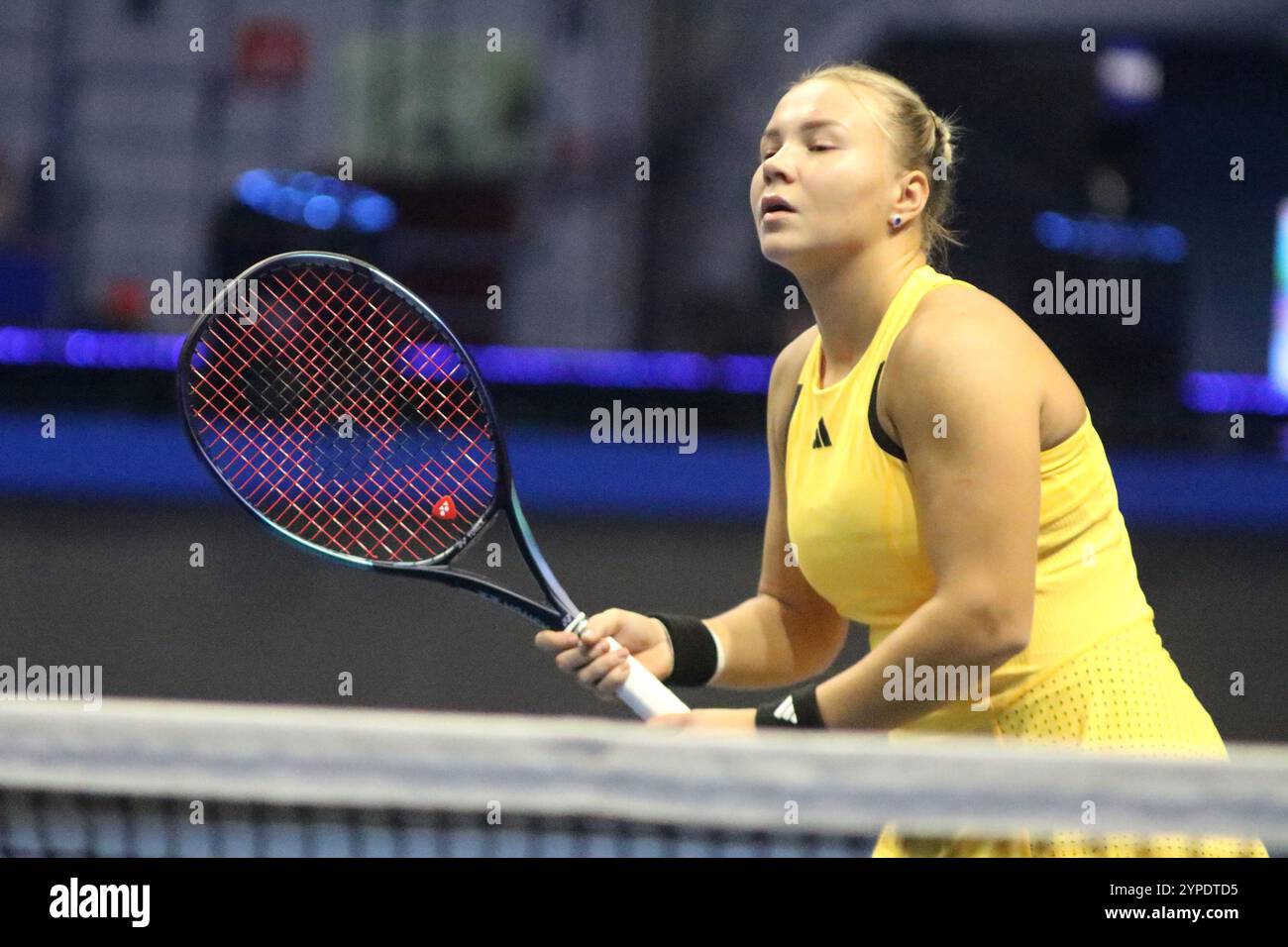 Sankt Petersburg, Russland. November 2024. Diana Shnaider von Russland spielt gegen Anastasia Potapova/Viktoriya Tomova von Russland/Bulgarien (nicht im Blick) während der Internationalen Team Tennis Turnier Trophäen von Nord-Palmyra 2024. Endergebnis: (Anastasia Potapova/Viktoriya Tomova 4:3, 6:2, 2:4 Yulia Putintseva/Diana Shnaider) Credit: SOPA Images Limited/Alamy Live News Stockfoto