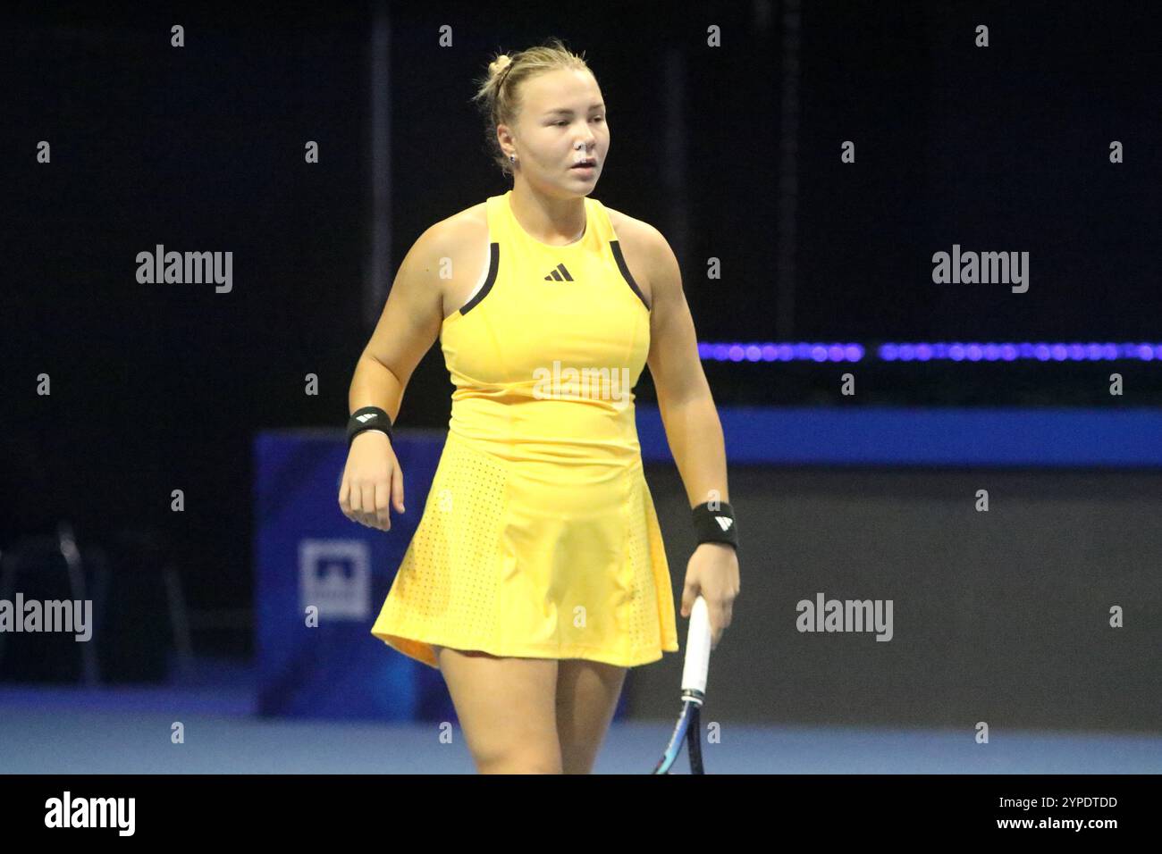 Sankt Petersburg, Russland. November 2024. Diana Shnaider von Russland spielt gegen Anastasia Potapova/Viktoriya Tomova von Russland/Bulgarien (nicht im Blick) während der Internationalen Team Tennis Turnier Trophäen von Nord-Palmyra 2024. Endergebnis: (Anastasia Potapova/Viktoriya Tomova 4:3, 6:2, 2:4 Yulia Putintseva/Diana Shnaider) Credit: SOPA Images Limited/Alamy Live News Stockfoto