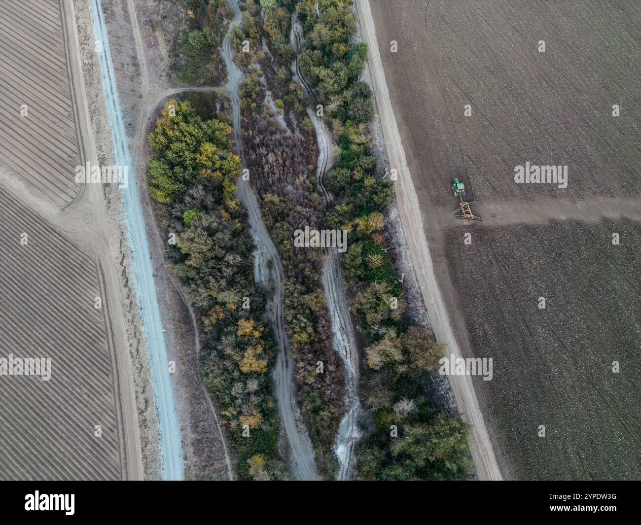 Ein Blick aus der Vogelperspektive auf den Pajaro und die ihn umgebenden landwirtschaftlichen Felder auf allen Seiten in der Nähe von Watsonville, Kalifornien, USA. Stockfoto