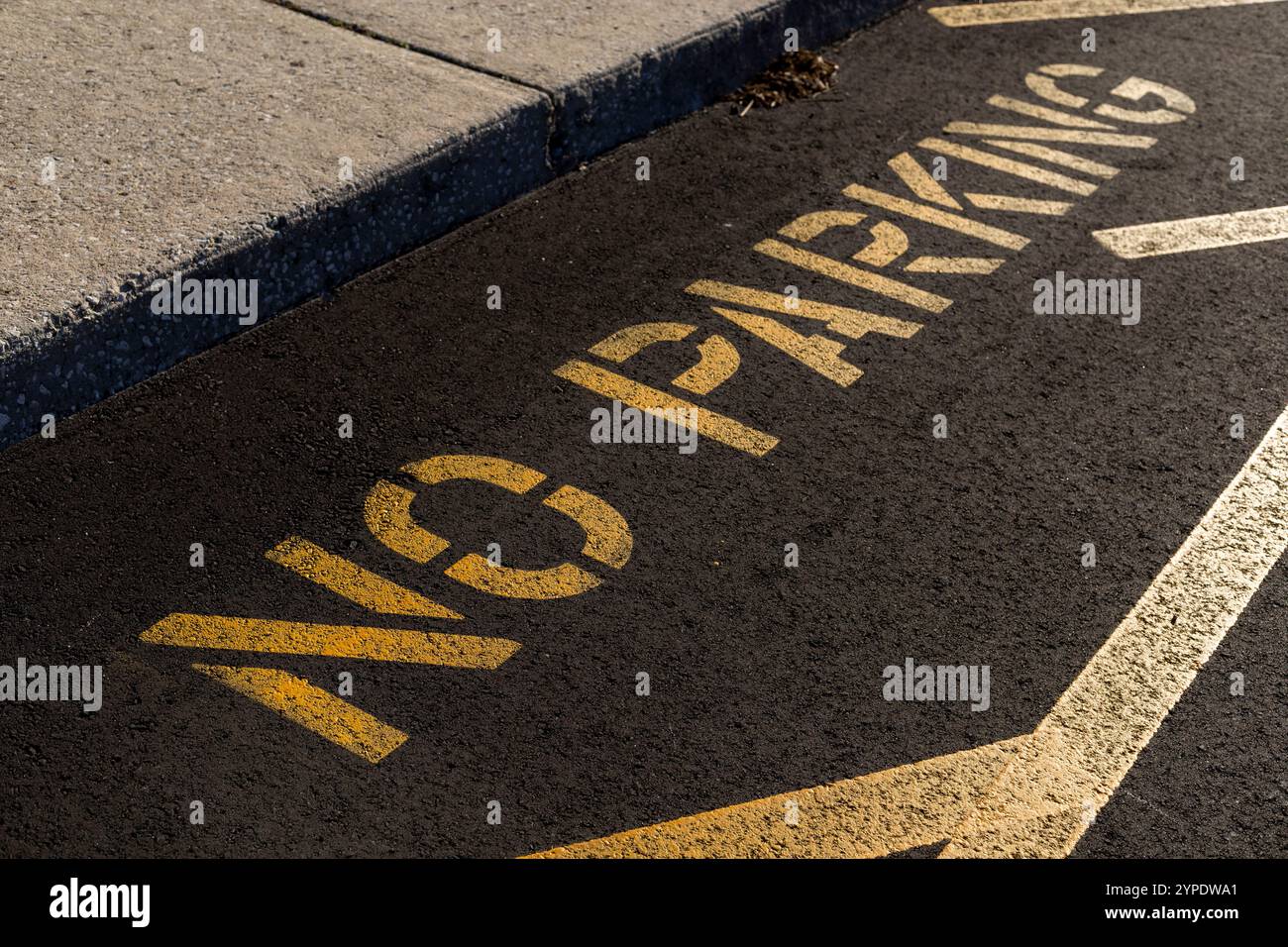 Gelbes Schild auf dem Boden eines Parkplatzes Stockfoto
