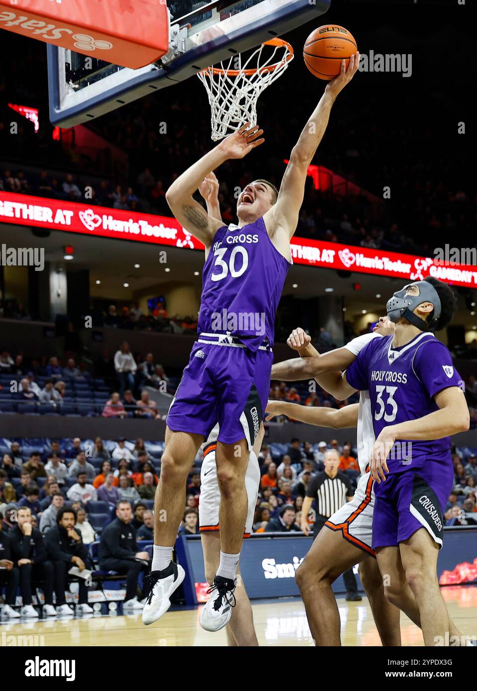 Charlottesville, VA, USA. November 2024. Holy Cross Crusaders Guard/Forward (30) Joe Nugent geht während eines NCAA Männer Basketballspiels zwischen den Holy Cross Crusaders und den University of Virginia Cavaliers in der John Paul Jones Arena in Charlottesville, VA, zum Basketball. Justin Cooper/CSM/Alamy Live News Stockfoto