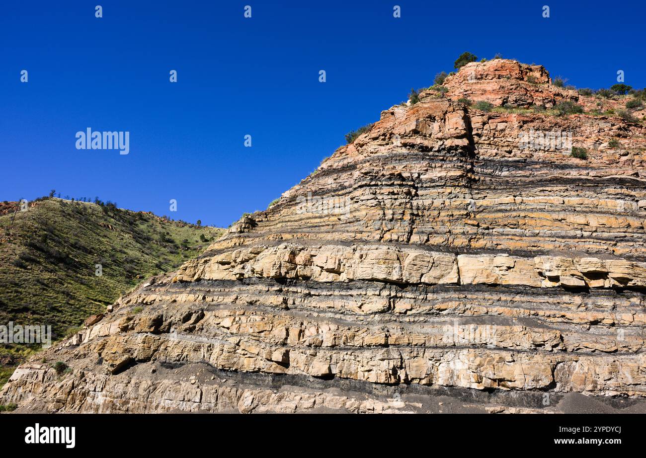 Kohleflöze, die in Gestein in den Bergen im Carbon County Utah freigelegt wurden Stockfoto