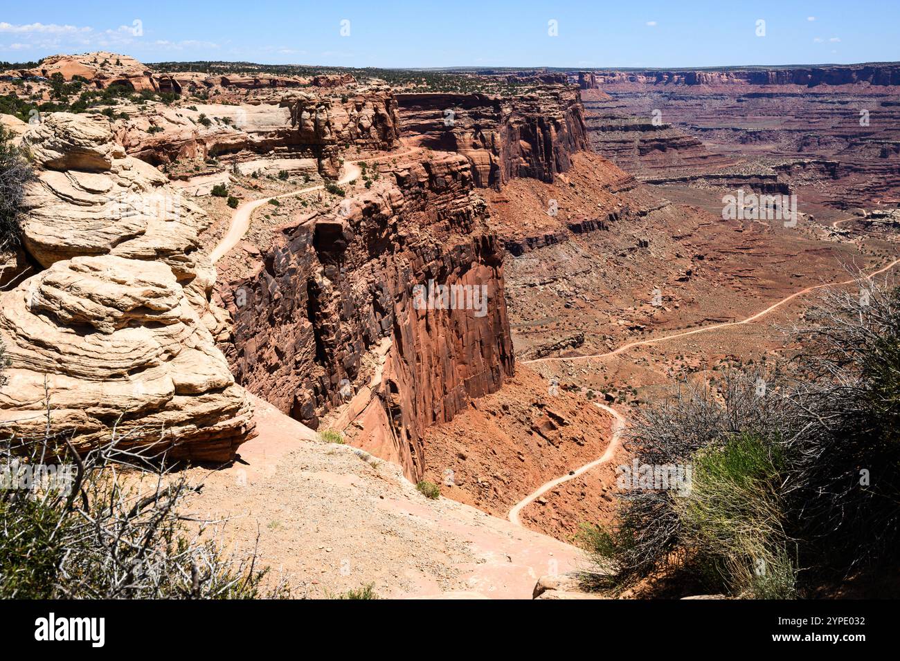 Die Dirt Shafer Canyon Road führt über die Island in the Sky im Canyonlands National Park, bekannt als Shafer Trail Stockfoto