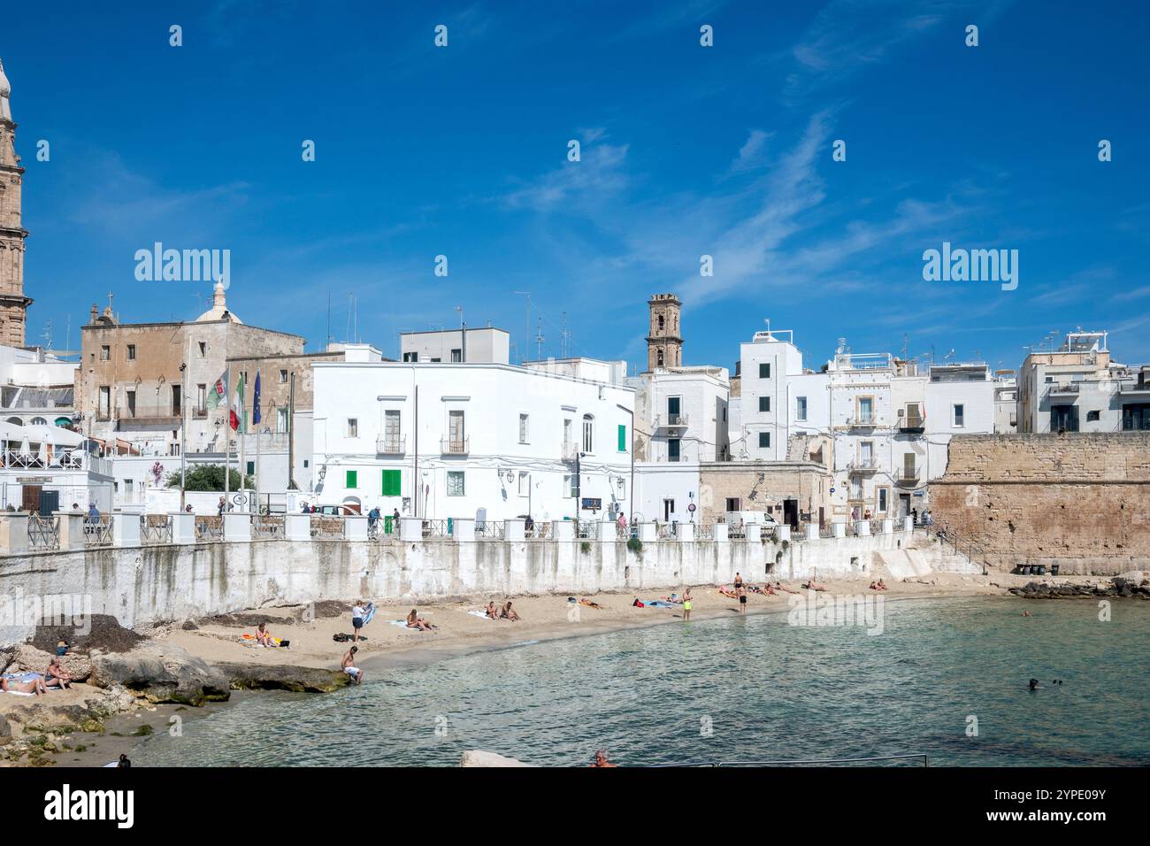 MONOPOLI, ITALIEN - 13. MAI 2024: Panoramablick auf die Altstadt von Monopoli, Region Apulien, Italien Stockfoto