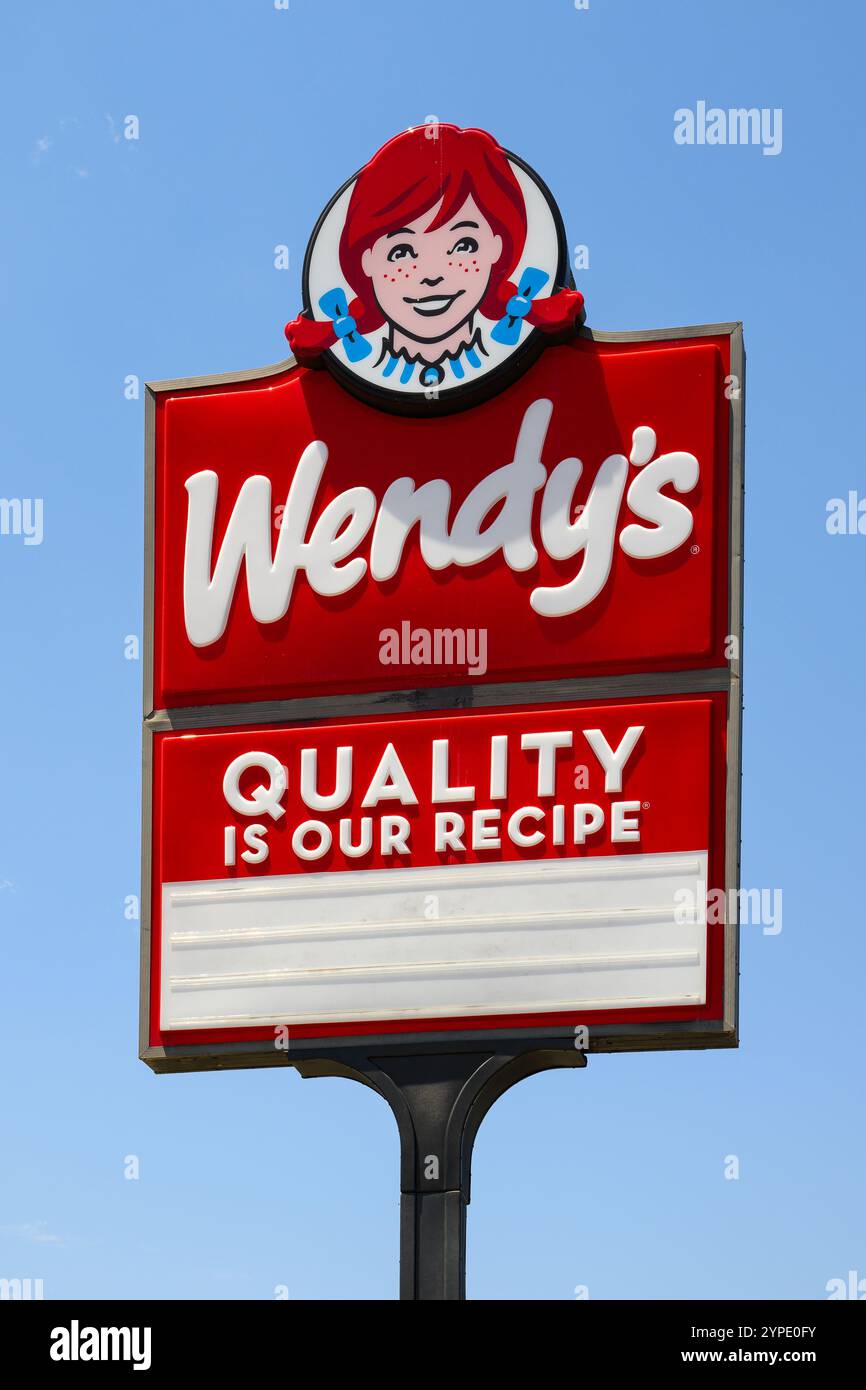Grand Junction, CO, USA - 13. Juni 2024; Schild mit Logo und Namen in Wendy's Fast Food Restaurant mit blauem Himmel Stockfoto