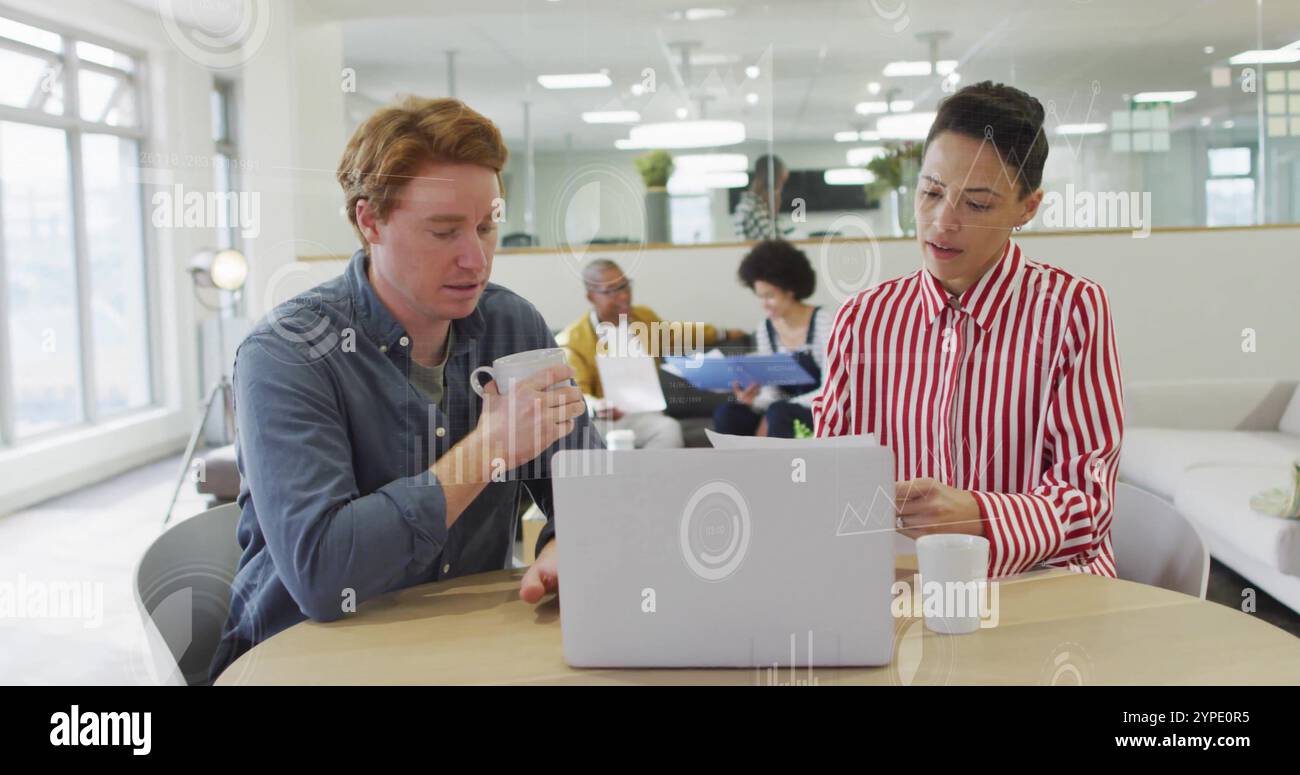 Bild der Verarbeitung von Finanzdaten über verschiedene Kollegen, die über die Arbeit im Büro diskutieren Stockfoto