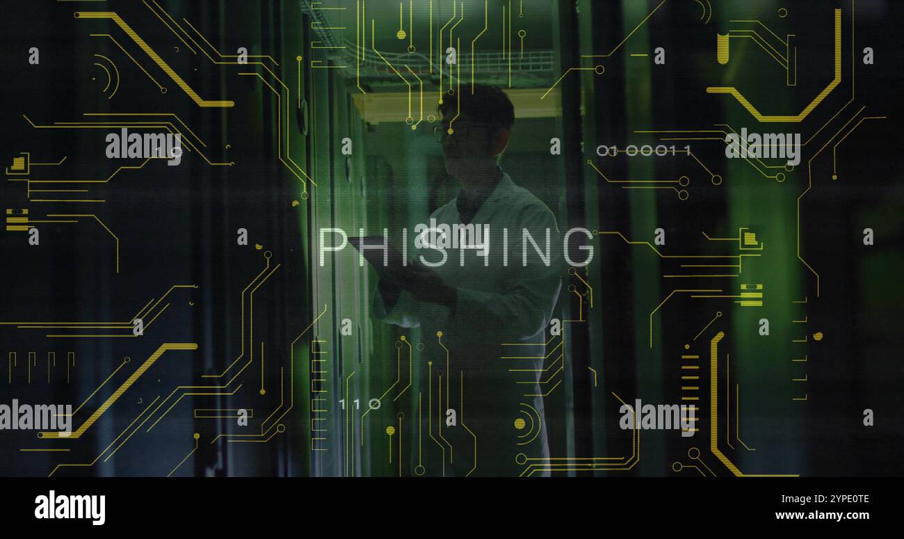 Bild: Phishing-Text über Datenverarbeitung asiatischer männlicher Arbeiter im Serverraum Stockfoto