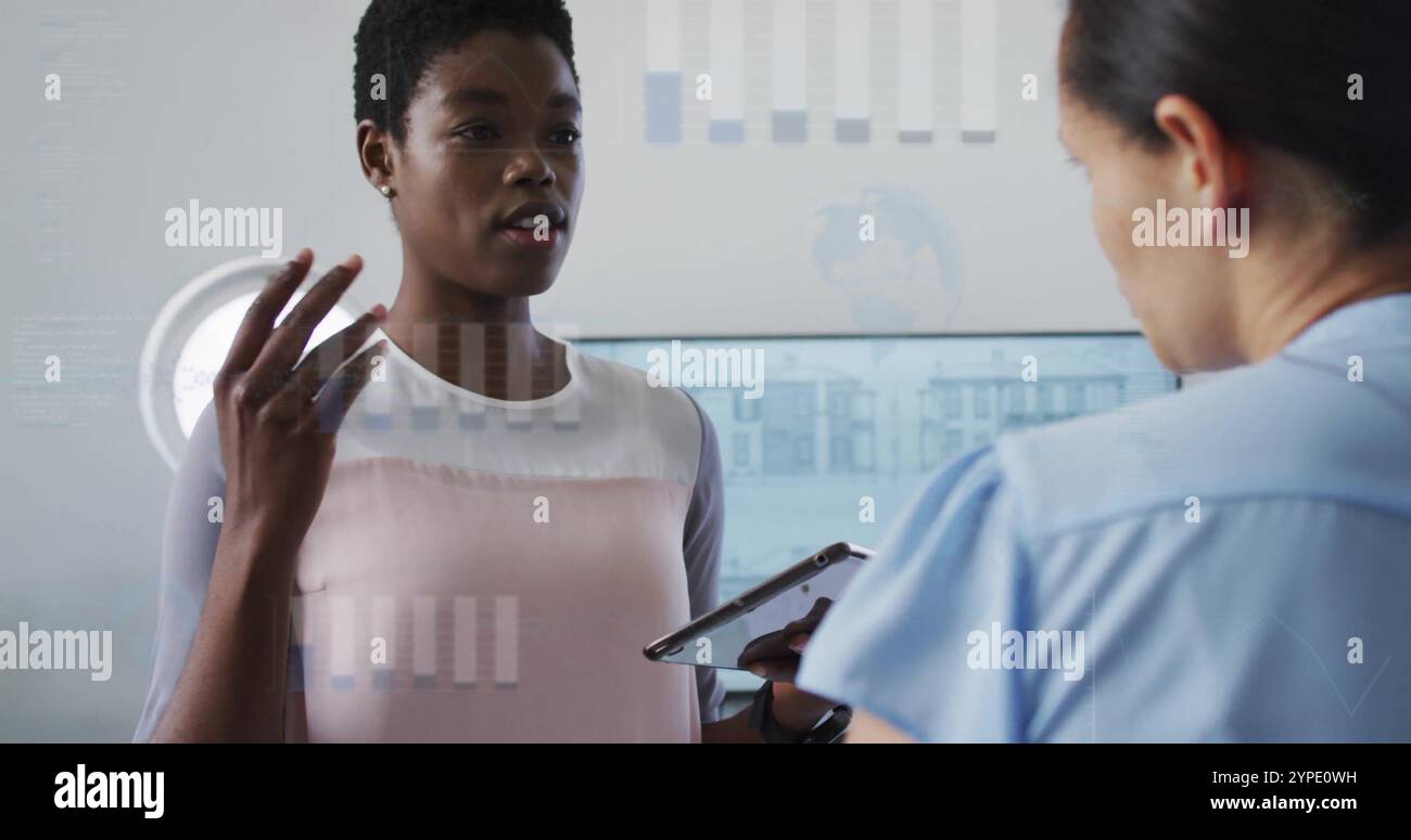 Bild der Verarbeitung von Finanzdaten über verschiedene Kollegen, die über die Arbeit im Büro diskutieren Stockfoto