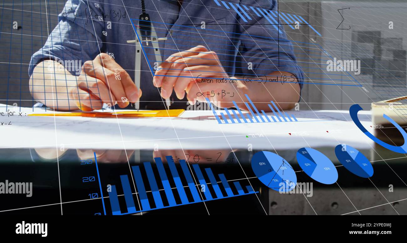 Bild mathematischer Gleichungen und Finanzdatenverarbeitung über asiatischen männlichen Architekten Stockfoto