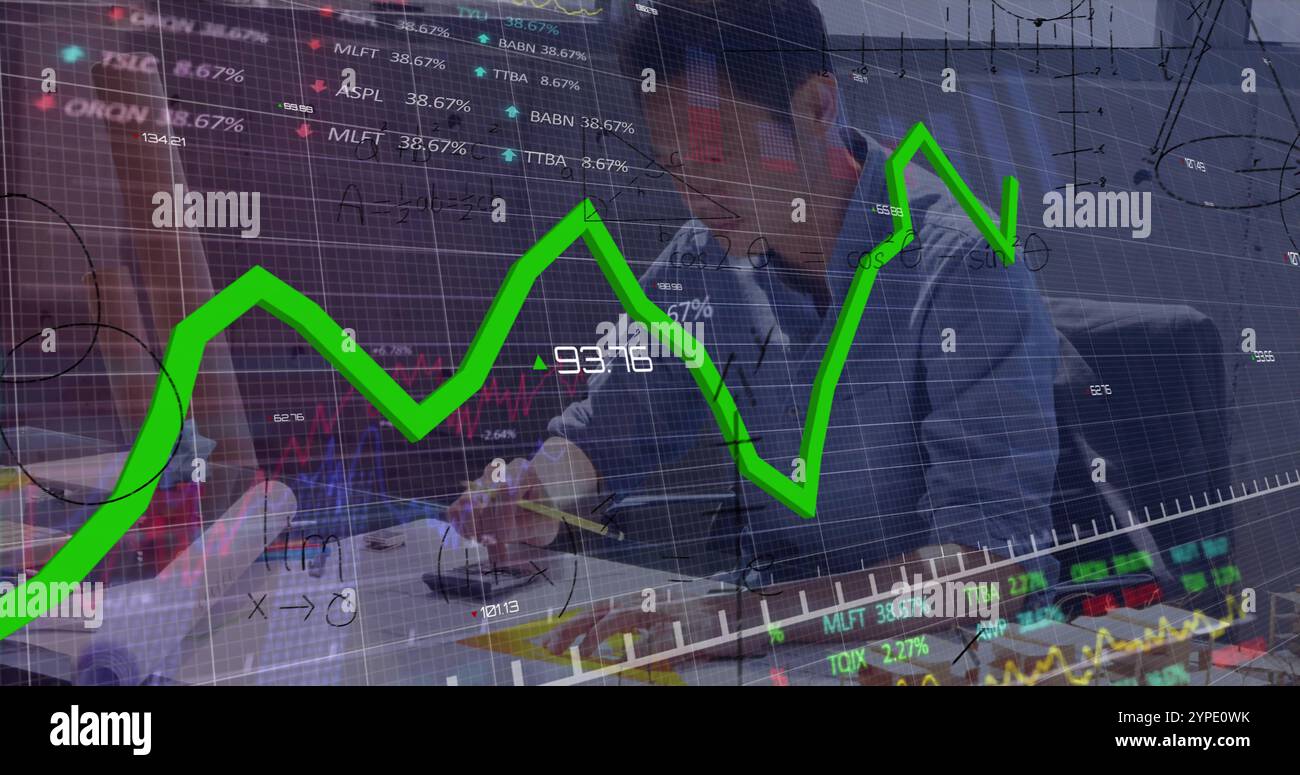 Bild mathematischer Gleichungen und Finanzdatenverarbeitung über asiatischen männlichen Architekten Stockfoto