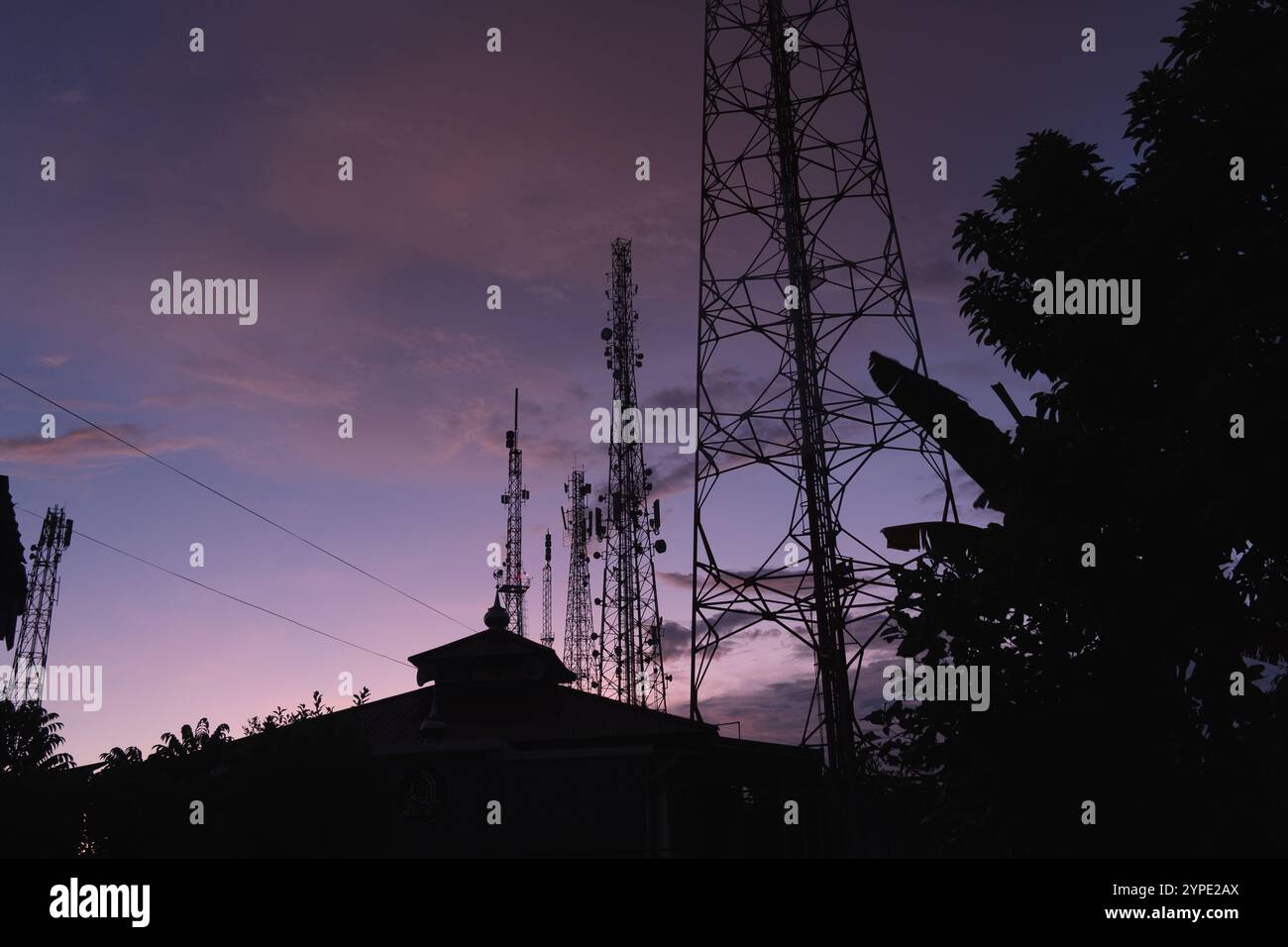 BTS-Turmmast oder Funksender, der am Morgen hoch in den Himmel ragt Stockfoto