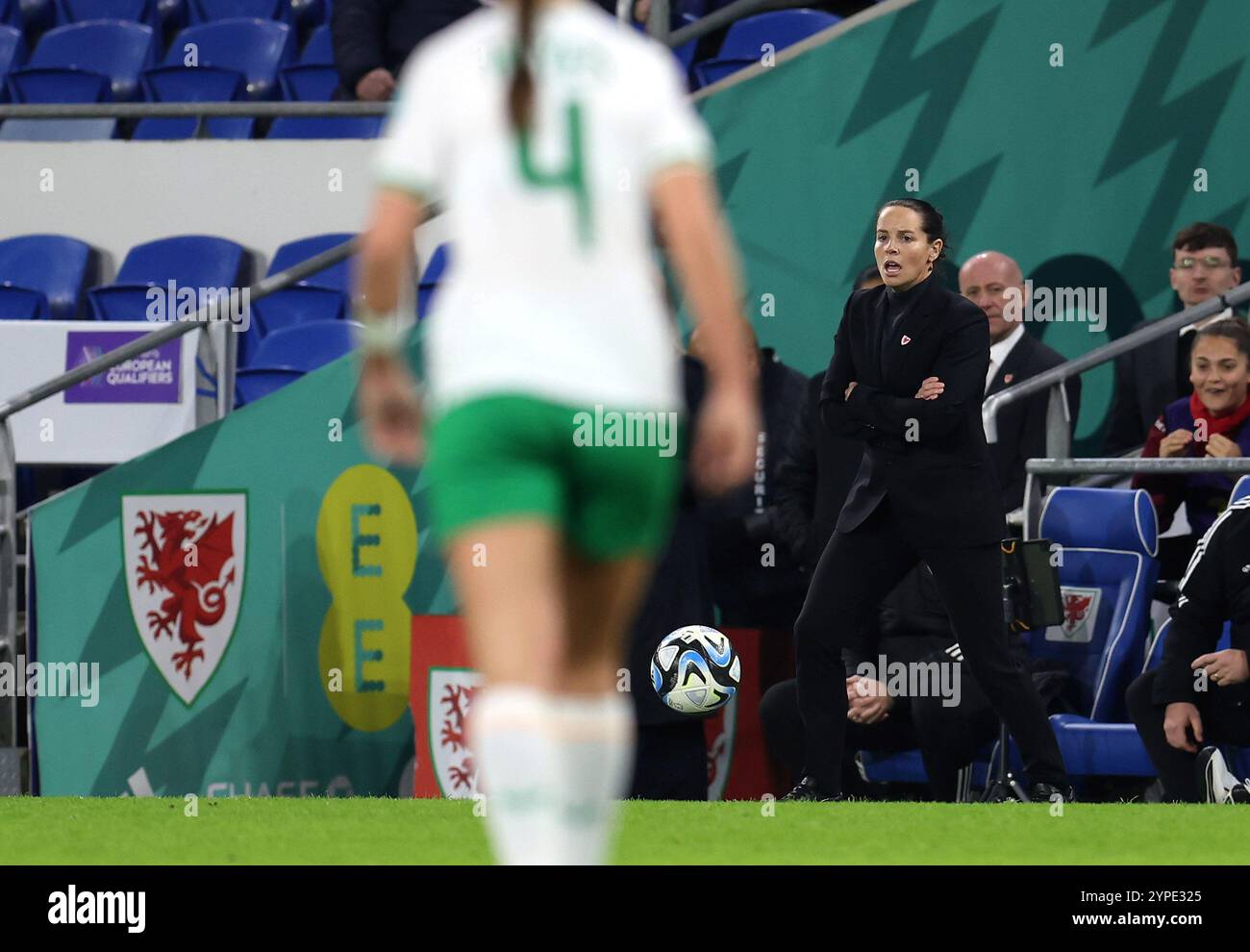 Cardiff, Großbritannien. November 2024. Rhian Wilkinson, Cheftrainer und Manager der walisischen Frauenfußballmannschaft während des Spiels. Wales Frauen gegen Republik Irland Frauen, Qualifikation für die UEFA-Frauen-Euro-Meisterschaft spielen im Endspiel, 1. Leg im Cardiff City Stadium in Cardiff, Südwales am Freitag, den 29. November 2024. Nur redaktionelle Verwendung, Bild von Andrew Orchard/Andrew Orchard Sportfotografie/Alamy Live News Credit: Andrew Orchard Sportfotografie/Alamy Live News Stockfoto