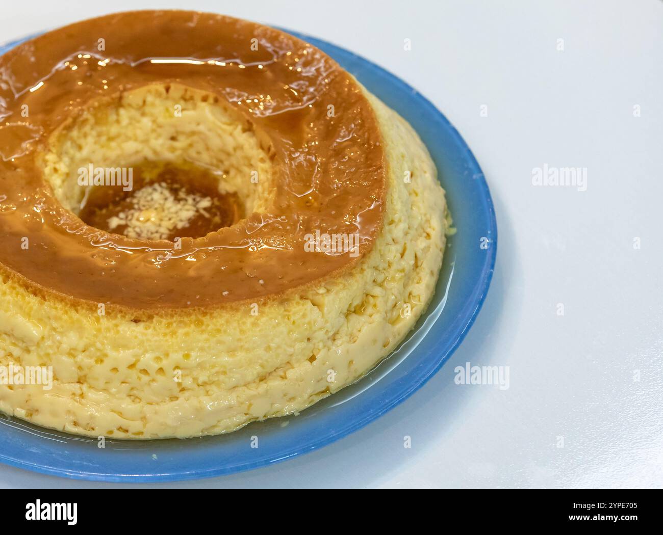 Milch und Eier Pudding oder Pudim de leite. Brasilianisches Dessert hausgemachter Karamellpudding. Traditioneller brasilianischer Flan Stockfoto
