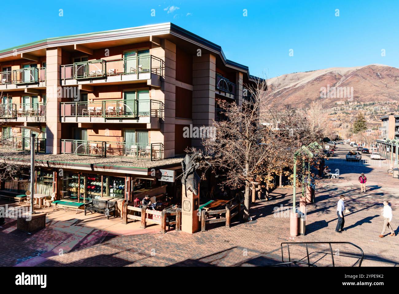 Nördlich von Nell Condos, Leute, die die Straße während der langsamen Saison in Downtown Aspen, Colorado, USA überqueren. Stockfoto
