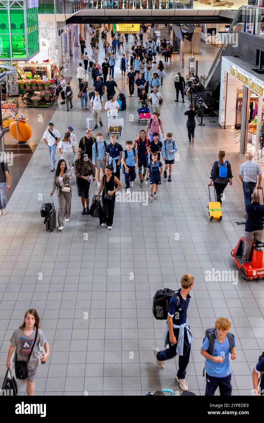 Passagiere im Terminalgebäude am internationalen Flughafen Schipol, Amsterdam, Holland Stockfoto