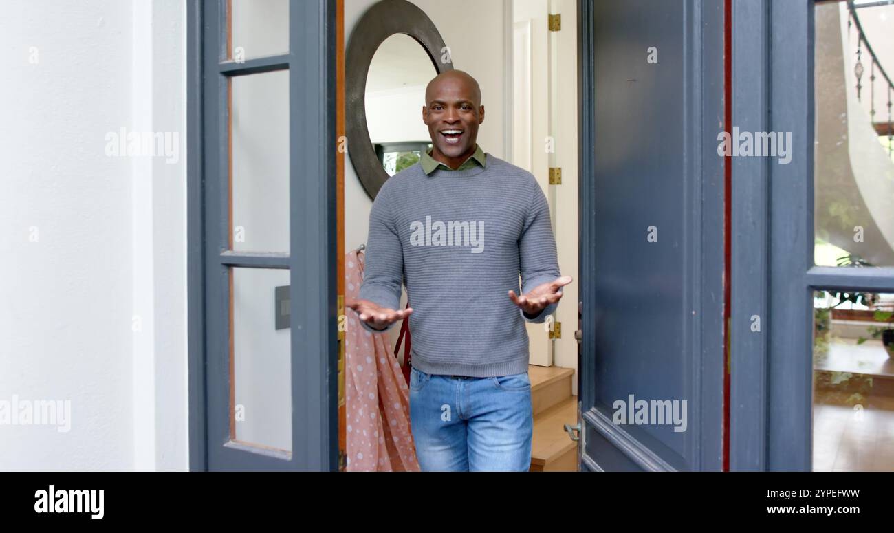 Glücklicher afroamerikaner, der vor seiner Haustür begrüßt wird Stockfoto