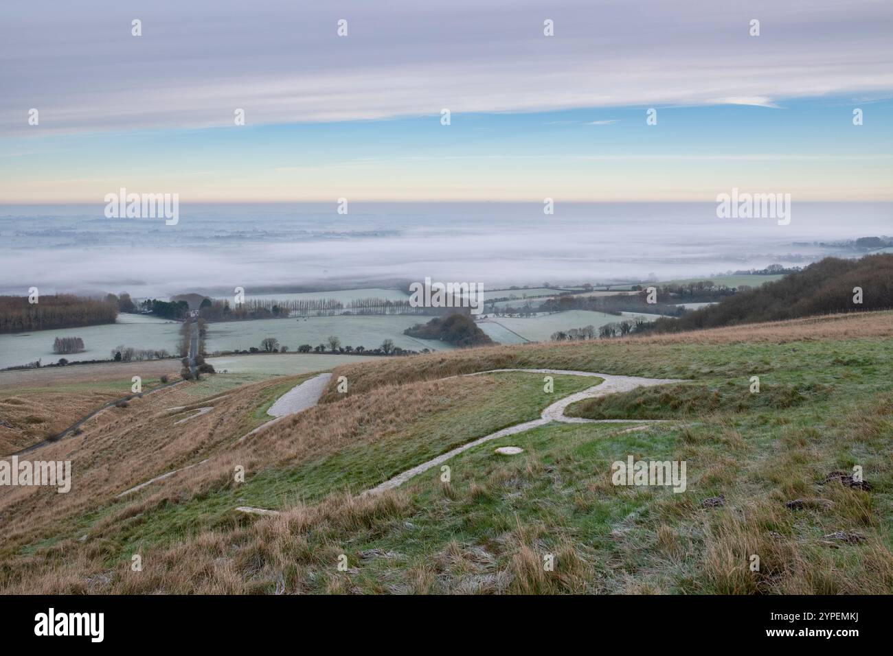 Weißer Pferdeberg am frühen Morgen november Frost und Nebel. Uffington, Oxfordshire, England Stockfoto