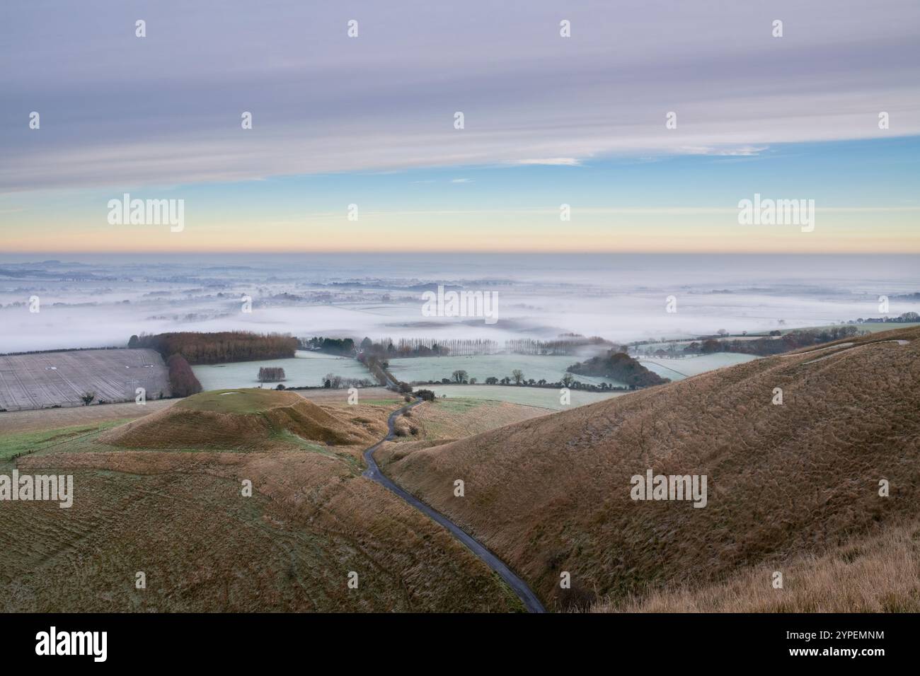 Dragon Hill am frühen Morgen november Frost und Nebel. Uffington, Oxfordshire, England Stockfoto