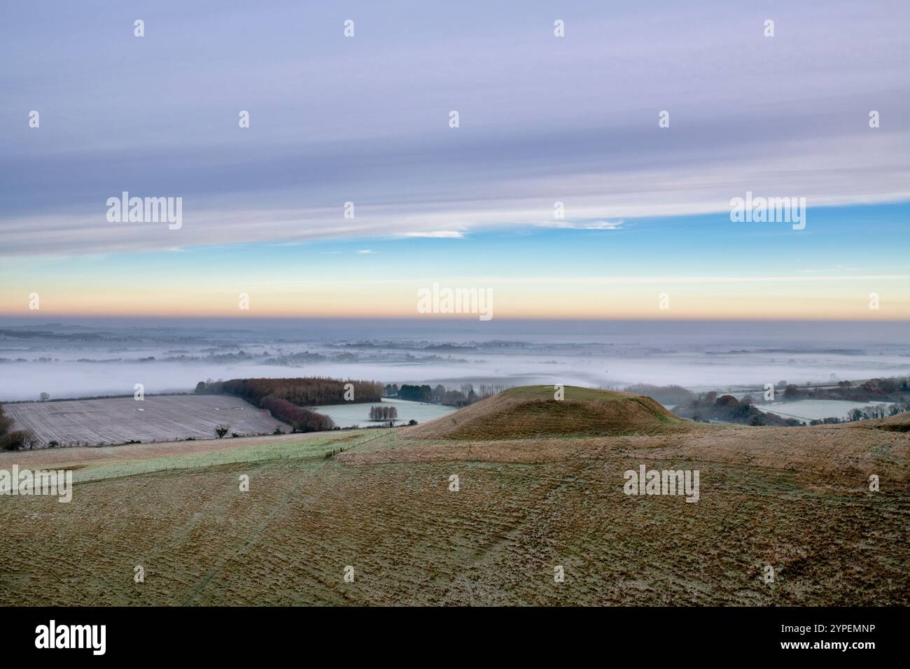 Dragon Hill am frühen Morgen november Frost und Nebel. Uffington, Oxfordshire, England Stockfoto