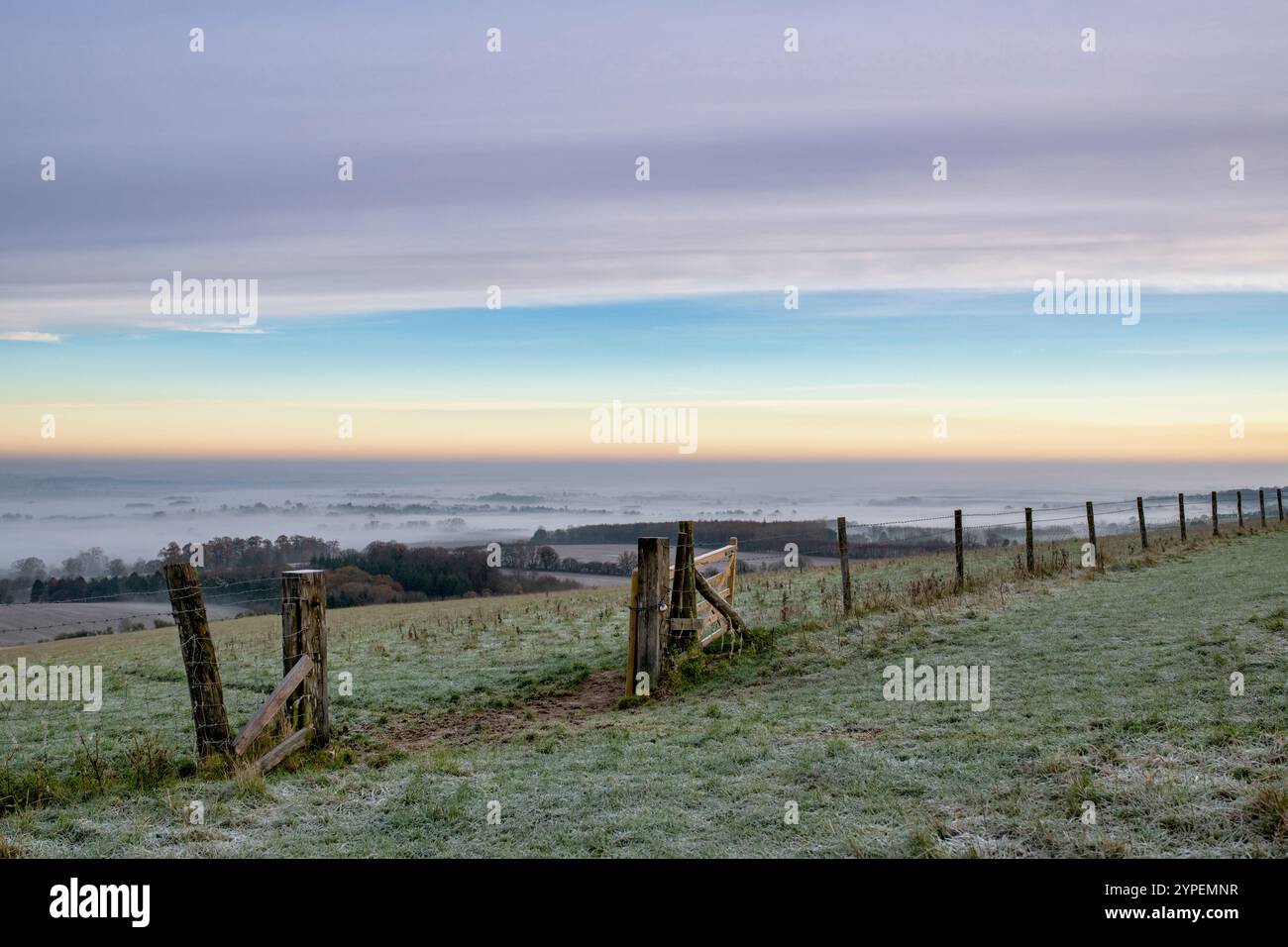 Blick auf oxfordshire vom ridgeway am frühen Morgen, november Frost und Nebel. Uffington, Oxfordshire, England Stockfoto