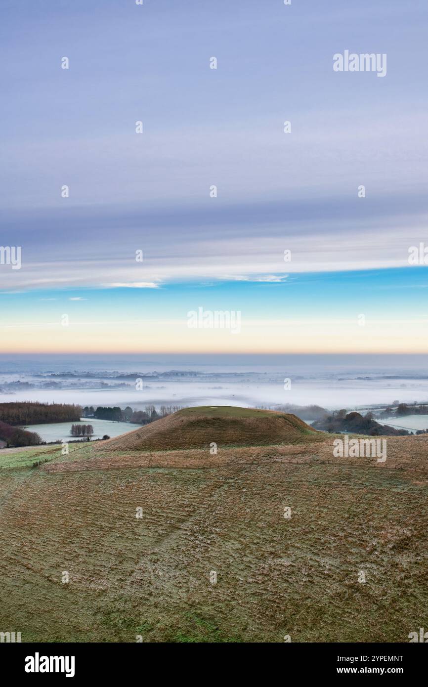 Dragon Hill am frühen Morgen november Frost und Nebel. Uffington, Oxfordshire, England Stockfoto