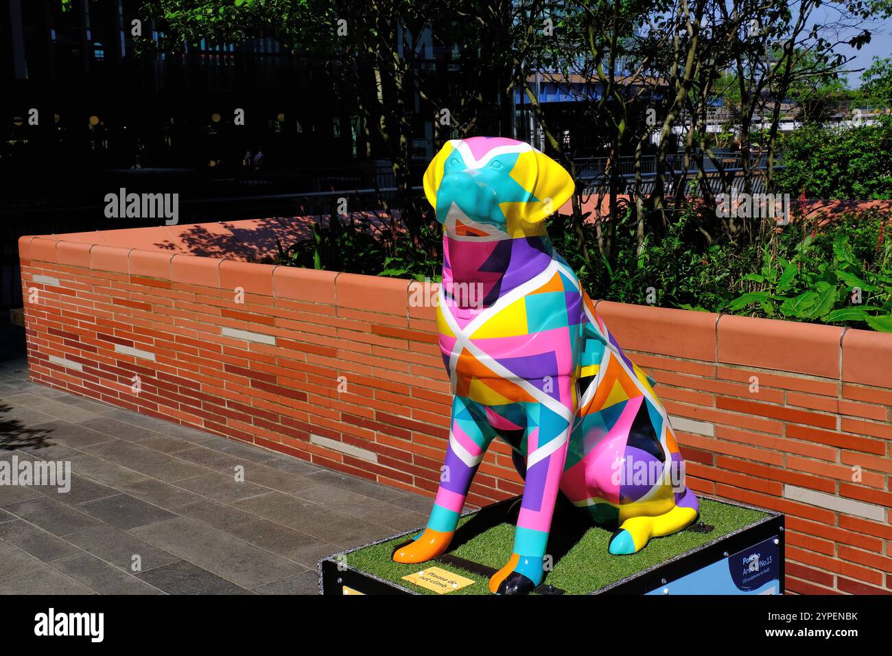 Poncho labrador Statue Blindenführhund gemalt von Art + Believe in Paws on the Wharf 2024 auf der Isle of Dogs in London, England, Großbritannien Stockfoto