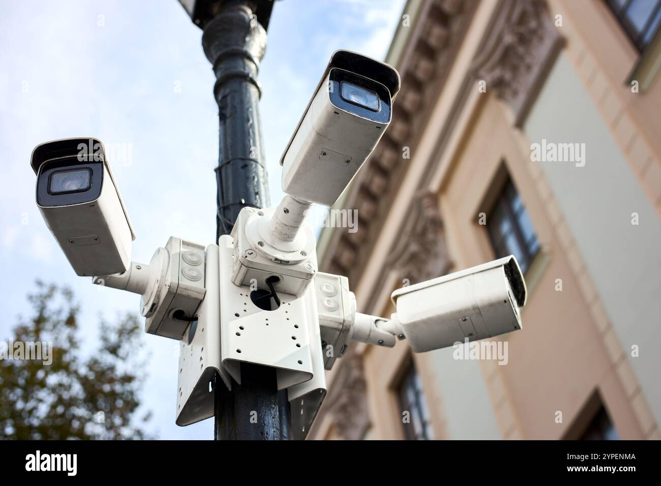Straßenüberwachungskameras auf dem Pol. Multifunktionale Kameras – Radargeräte zur Überwachung von Straßen und Straßen in Städten. Stadtschutz. Sicherheit. Intelligente Stadt. Stockfoto