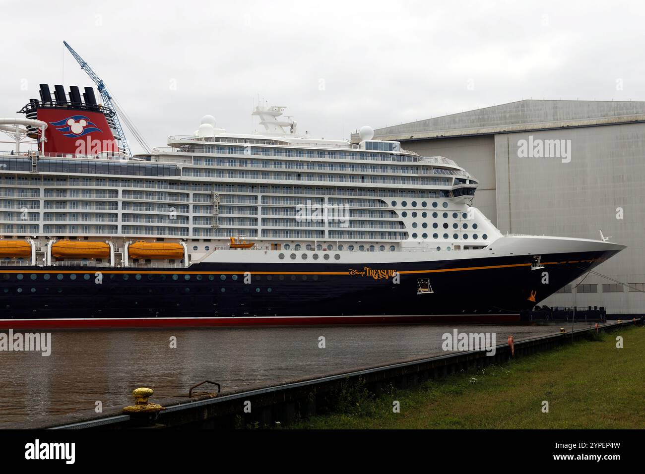 Das Kreuzfahrtschiff Disney Treasure legt am 15. September 2024 an der Meyer Werft in Papenburg an. Stockfoto