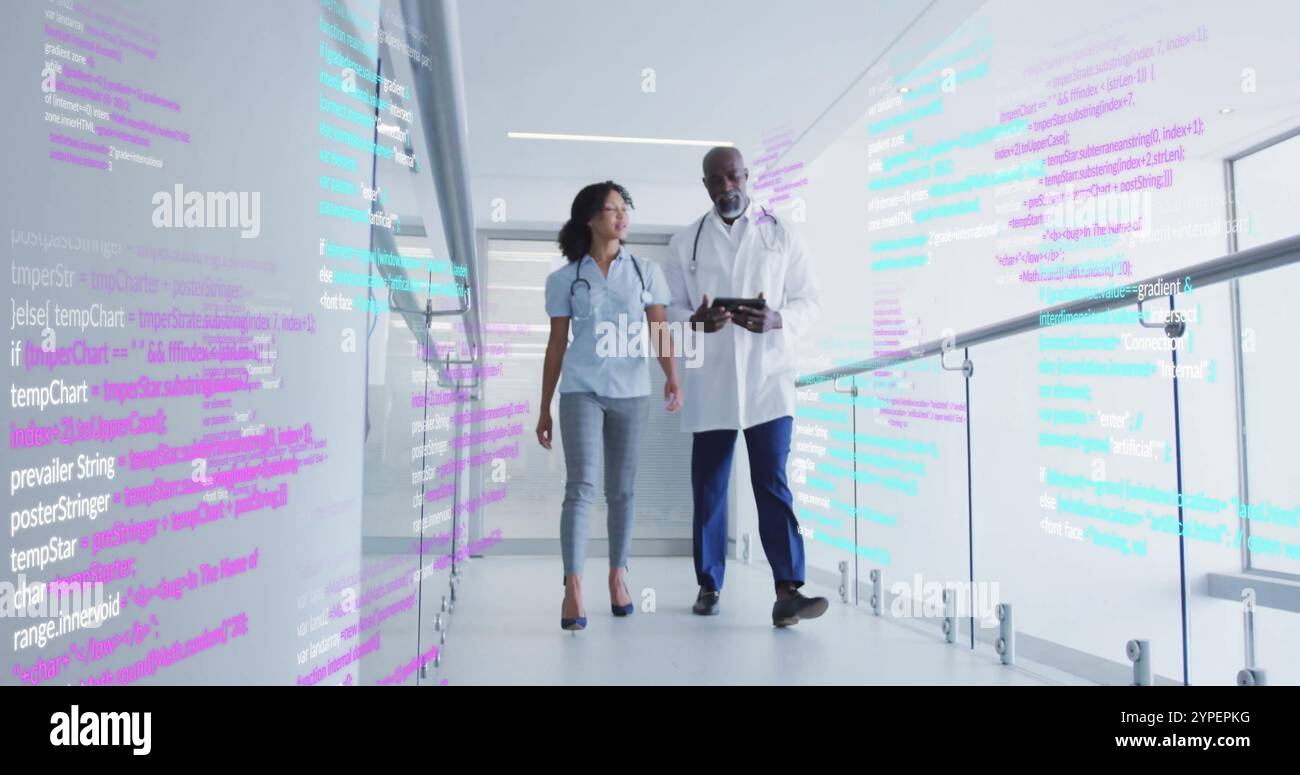 Auf dem Weg durch den Korridor diskutieren medizinische Fachkräfte Patientendaten über Programmiercode Stockfoto