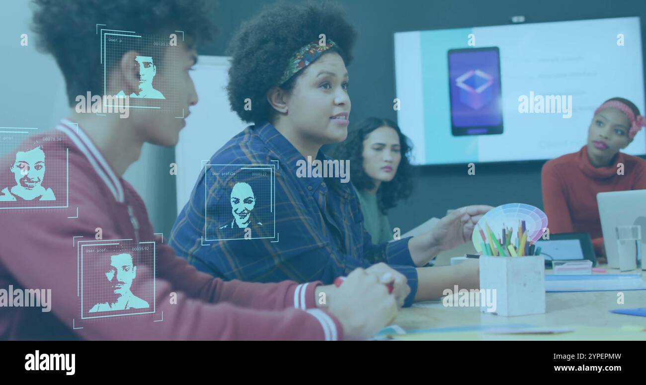 Bild der Gesichtserkennung über verschiedene Geschäftsteams, die im Besprechungsraum diskutieren Stockfoto