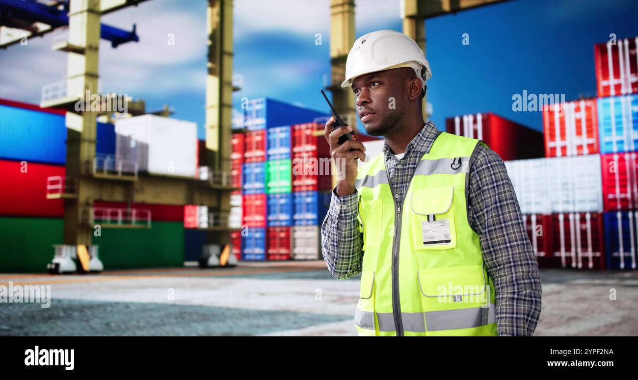 Containerhafen Für Frachtschiff. Frachtexportmitarbeiter Stockfoto