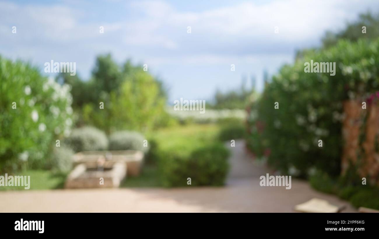 Outdoor-Szene auf mallorca mit verschwommenem Grün und Wegen, die einen unscharfen, ruhigen Blick auf den Garten mit Bokeh-Effekt bietet Stockfoto