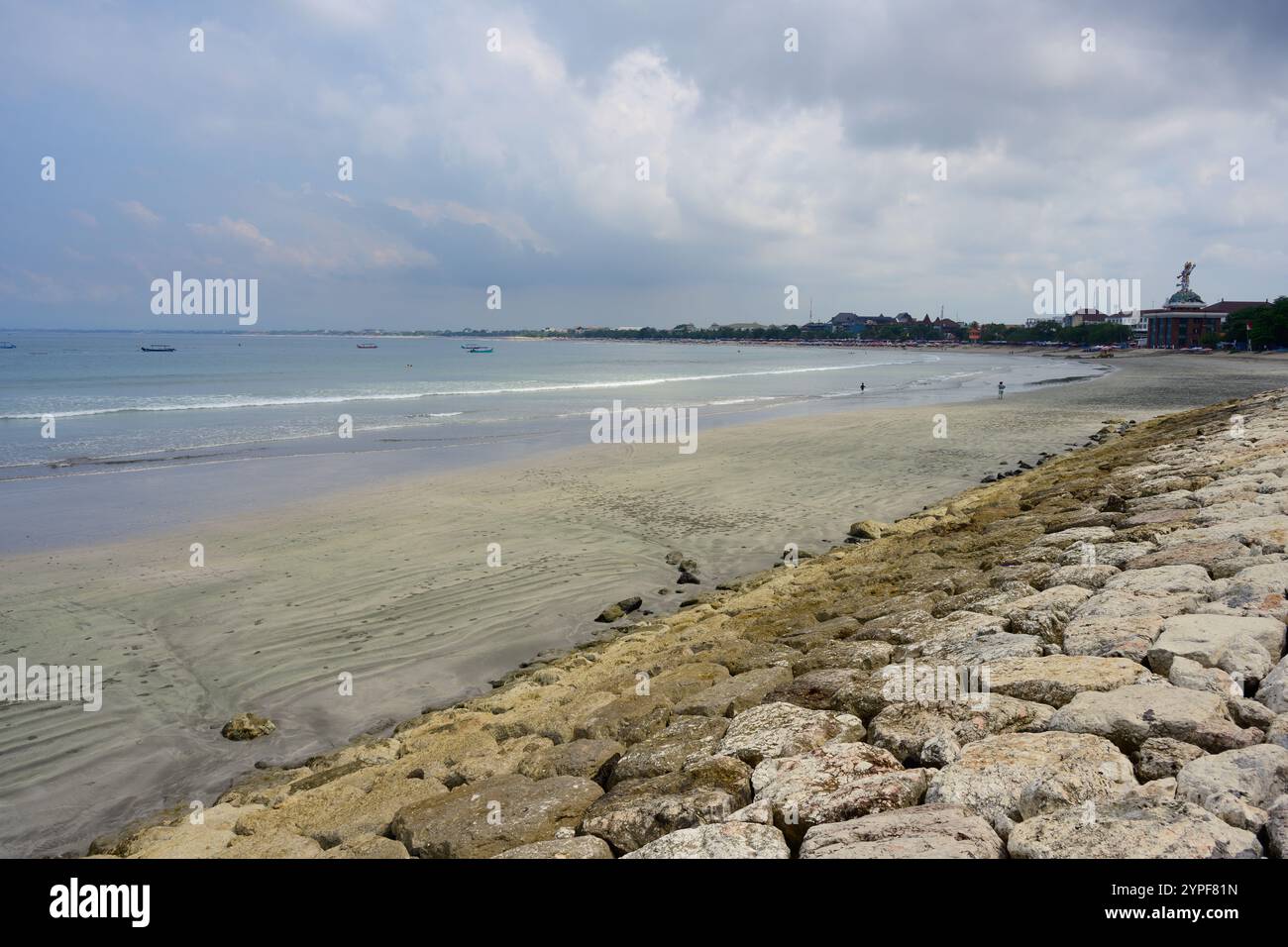 Kuta Beach, ein wunderschöner Sandstrand in der Nähe von Denpasar auf Bali Island, Indonesien Stockfoto
