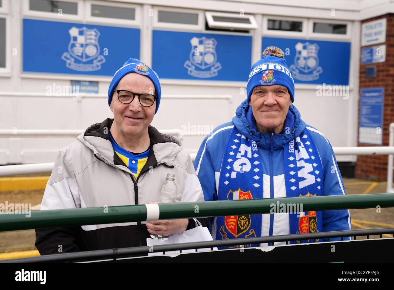 Die Fans von Wealdstone vor dem Spiel der zweiten Runde des Emirates FA Cup im Grosvenor Vale, Ruislip. Bilddatum: Samstag, 30. November 2024. Stockfoto