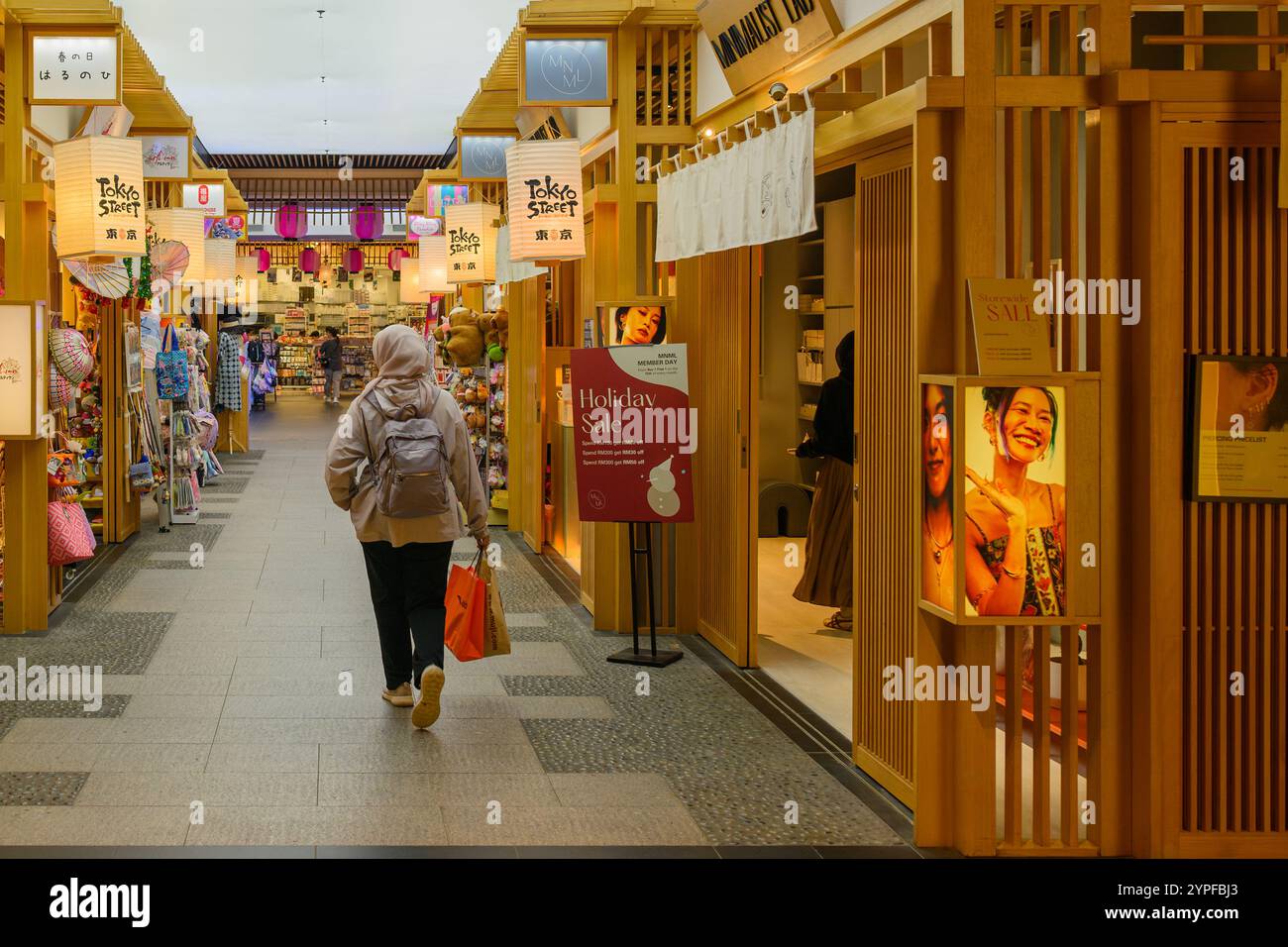 Eine muslimische Dame, die in der Tokyo Street in der Pavilion Shopping Mall, Bukit Bintang, Kuala Lumpur, Malaysia, einkauft Stockfoto