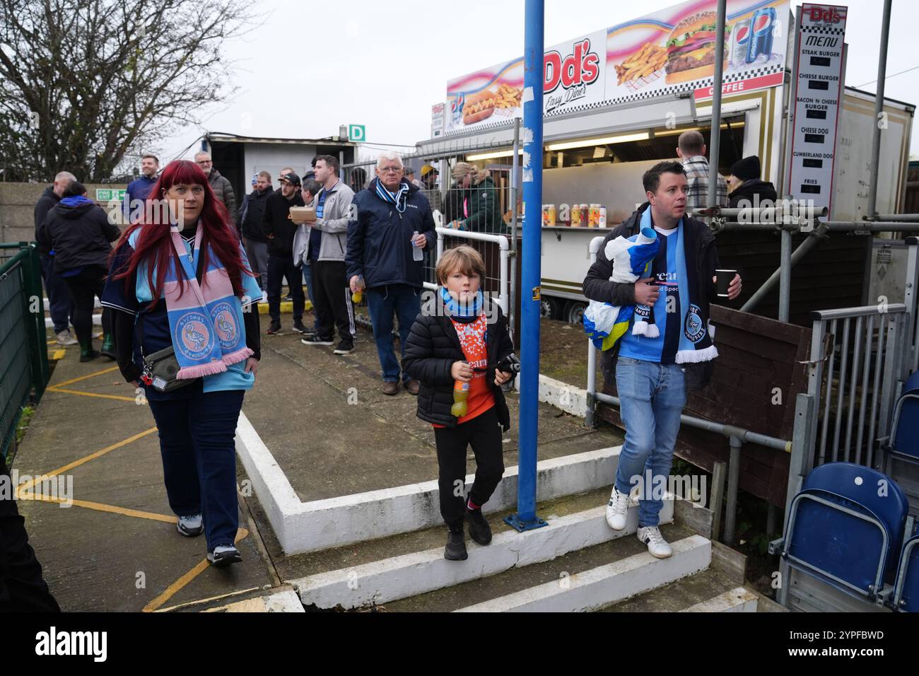 Die Fans der Wycombe Wanderers kommen zum zweiten Spiel der Emirates FA Cup im Grosvenor Vale, Ruislip. Bilddatum: Samstag, 30. November 2024. Stockfoto