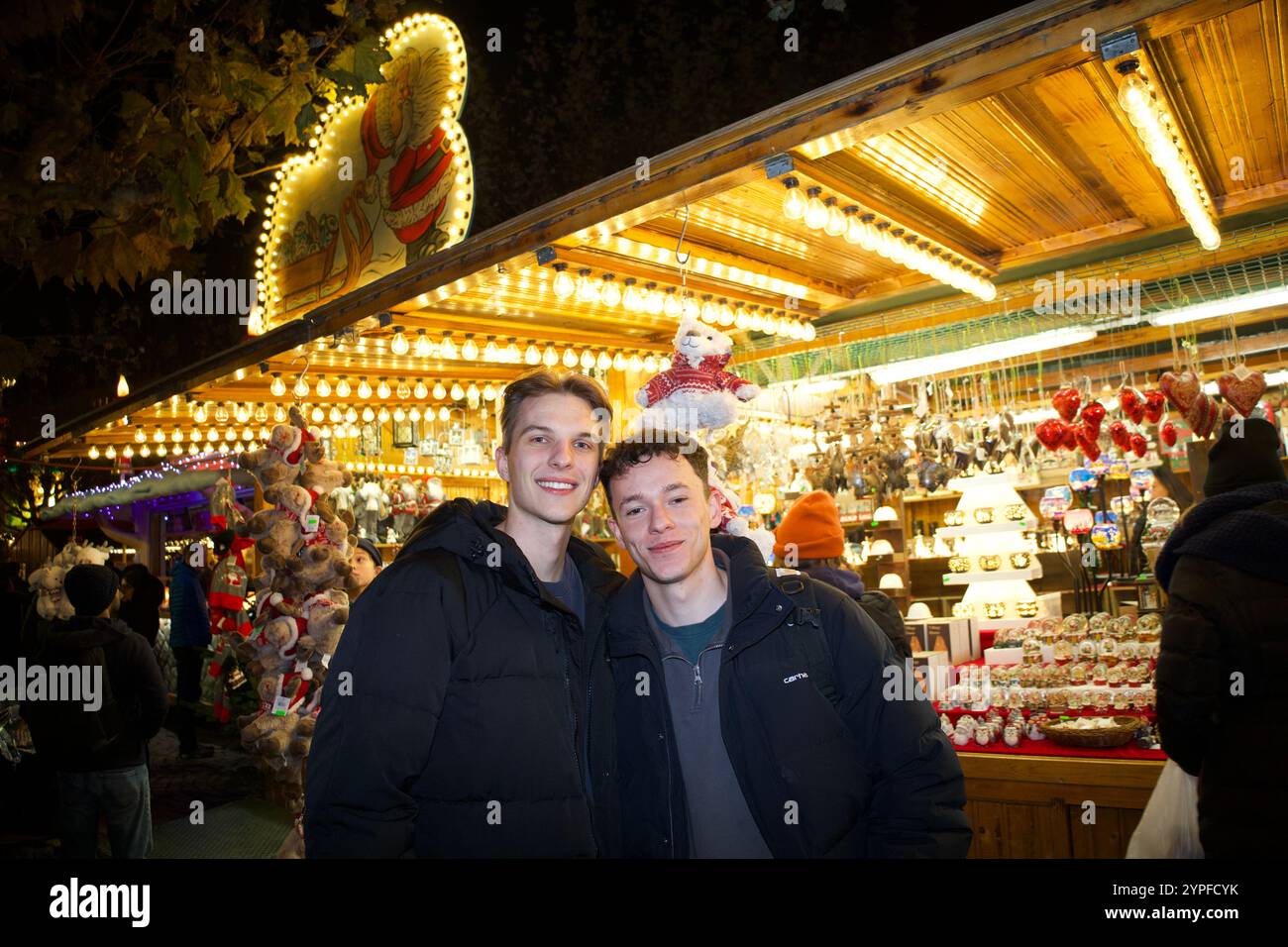 Frankfurt am Main, Deutschland. November 2024. Gutaussehende Kerle, auf dem Weihnachtsmarkt am Roemerberg-Platz. Stockfoto