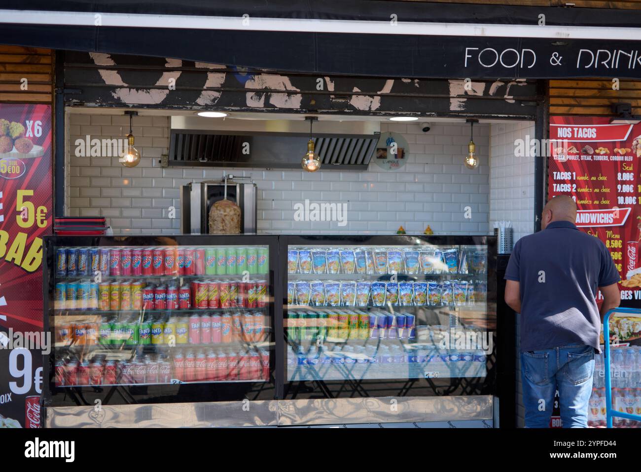 Marseille. Frankreich - 30. November 2024: Der Kunde wählt aus einer Vielzahl von Snacks und Getränken an einem Imbissstand Stockfoto