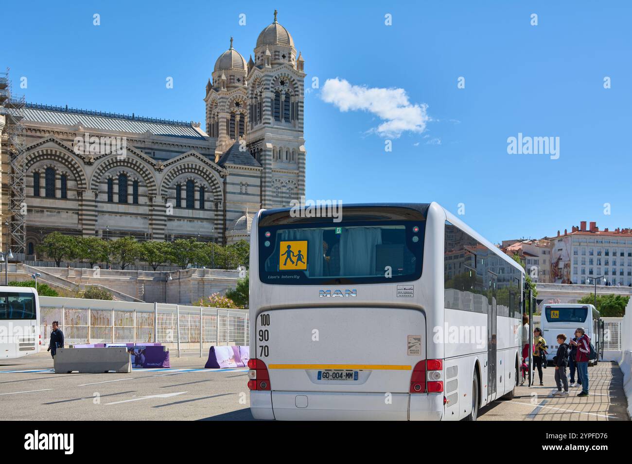 Marseille. Frankreich - 30. November 2024: Schulbus parkte an einem sonnigen Tag in der Nähe der Kathedrale von marseille, an dem die Schüler an Bord gehen Stockfoto
