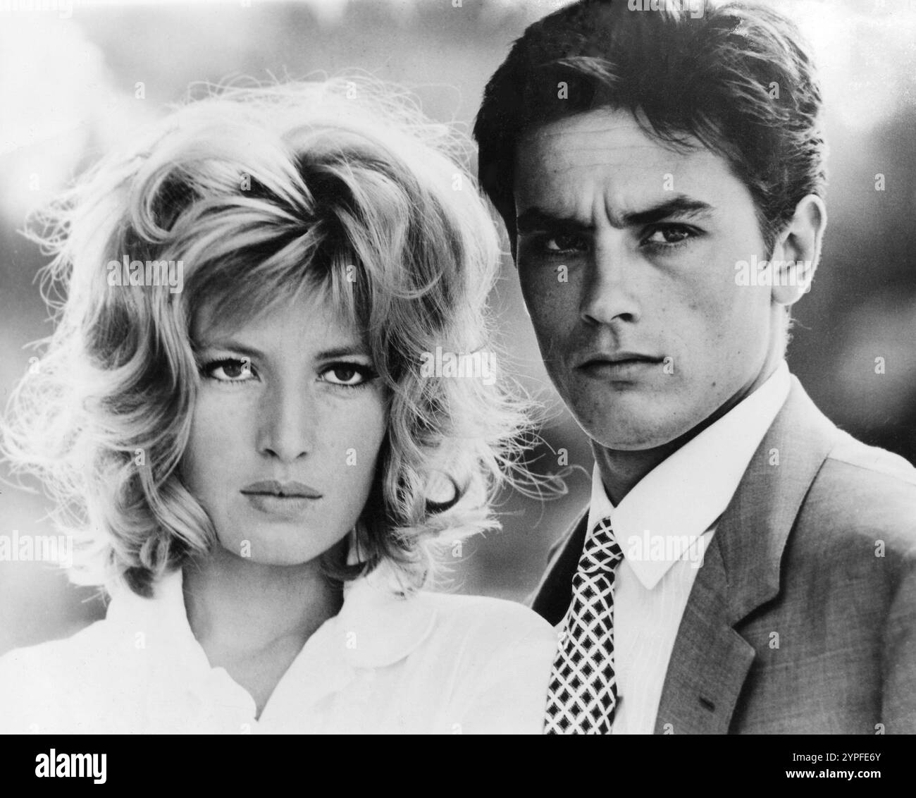 MONICA VITTI als Vittoria und ALAIN DELON als Piero in einem Publicity-Porträt von L’ECLISSE Regisseur MICHELANGELO ANTONIONI Story MICHELANGELO ANTONIONI und TONINO GUERRA Cineriz/Interopa Film/Paris Film Stockfoto