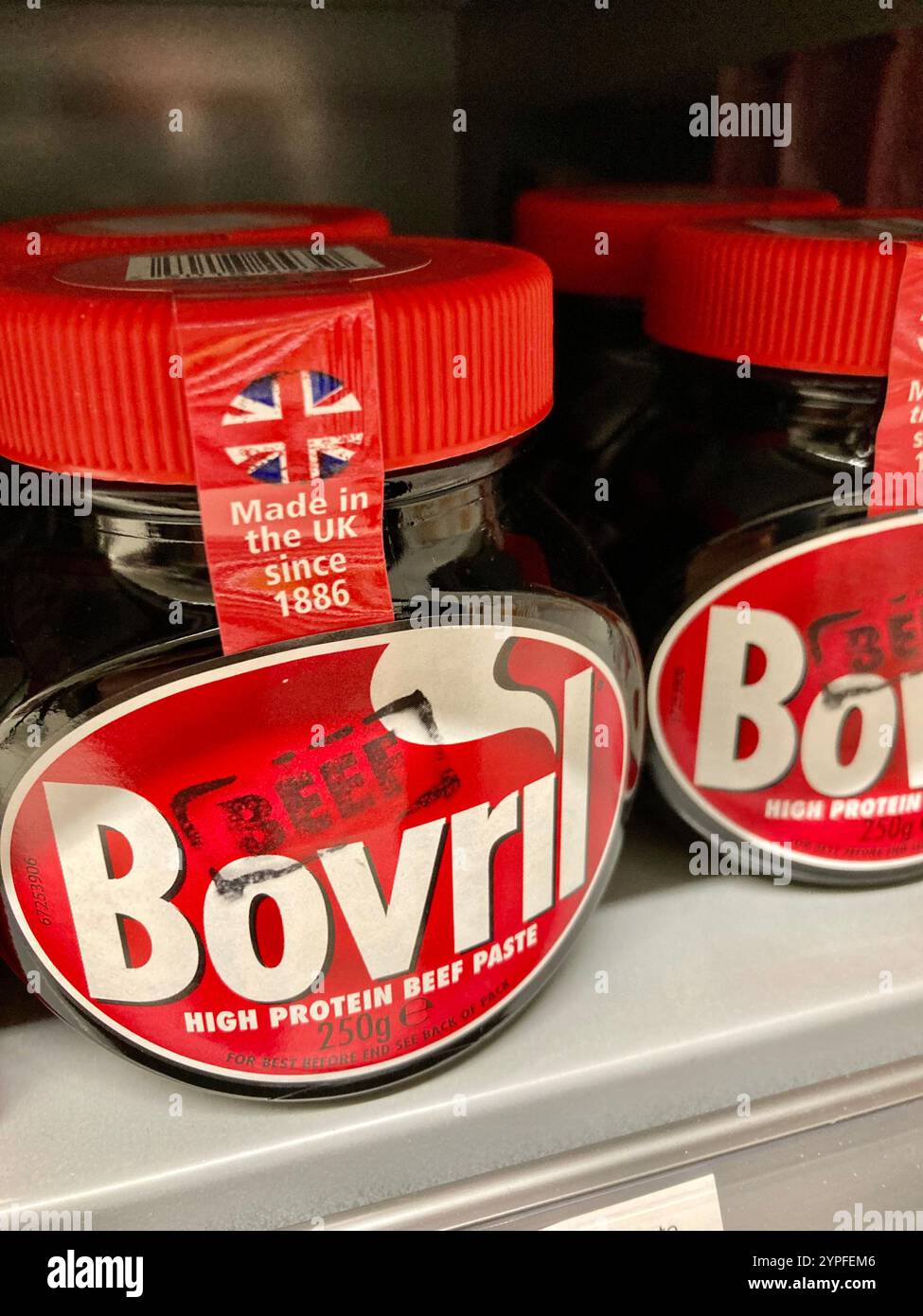 Gläser mit Bovril in einem Supermarktregel in Schottland, in denen behauptet wird, dass „Made in the UK since 1886“, „Beef“ und „High Protein Beef Paste“ und eine britische Flagge zu sehen ist - Smartphone-aufgenommenes Stockfoto