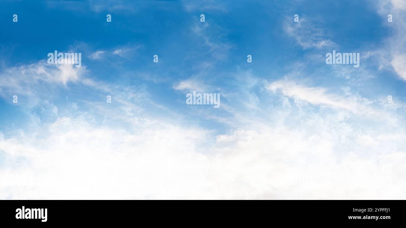 Himmel blau, Wolke Hintergrund, Horizont Sommer klarer Himmel über Strand, Landschaft Natur Sonnenaufgang im Winter, Frühling Panorama Banner weiße Wolken über blauem Ozean, Stockfoto