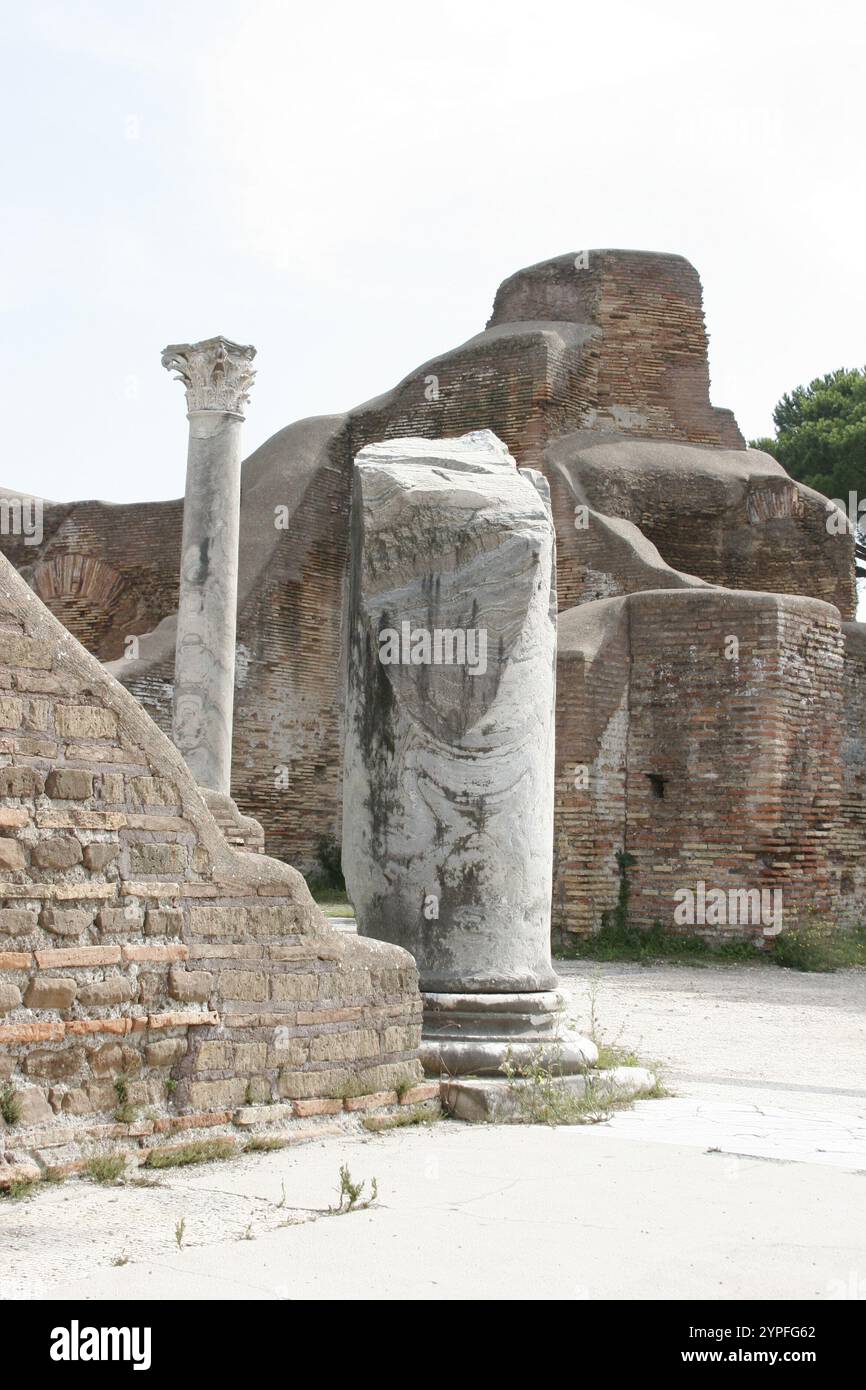 Beispiel für römische Säulen in Ostio Antica bei Rom Italien. Alles wurde v. Chr. erbaut und ist bekannt für die hervorragende Erhaltung seiner alten Gebäude, m Stockfoto