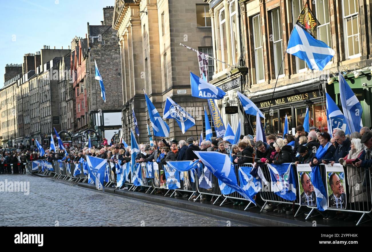 Mitglieder der Öffentlichkeit treffen sich vor der St Giles Cathedral in Edinburgh, um bei der öffentlichen Gedenkfeier für den ehemaligen schottischen Ersten Minister Alex Salmond, der letzten Monat im Alter von 69 Jahren starb, ihre Anerkennung zu zollen. Bilddatum: Samstag, 30. November 2024. Stockfoto