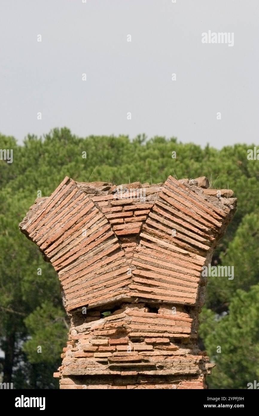 Römische Architektur in Ostio Antica. Ostia Antica war eine antike römische Stadt und der Hafen von Rom an der Tibermündung. Es ist für Th bekannt Stockfoto